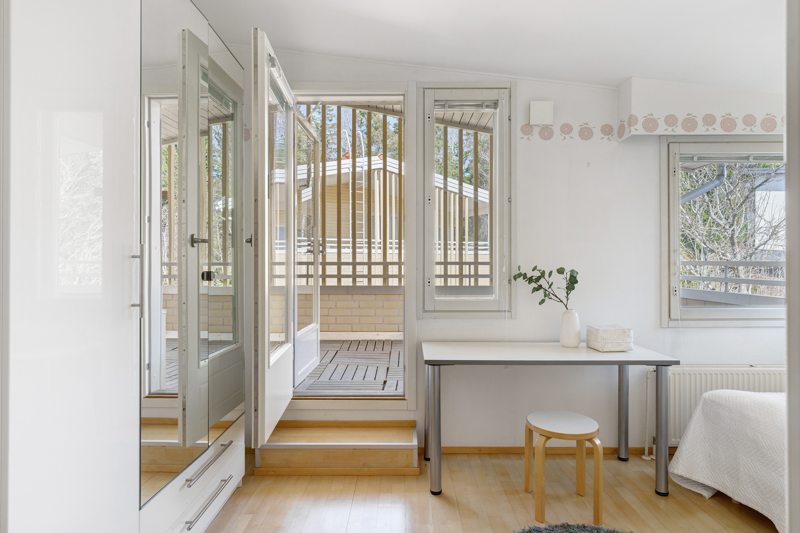 Täältä käynti upean kokoiselle parvekkeelle.