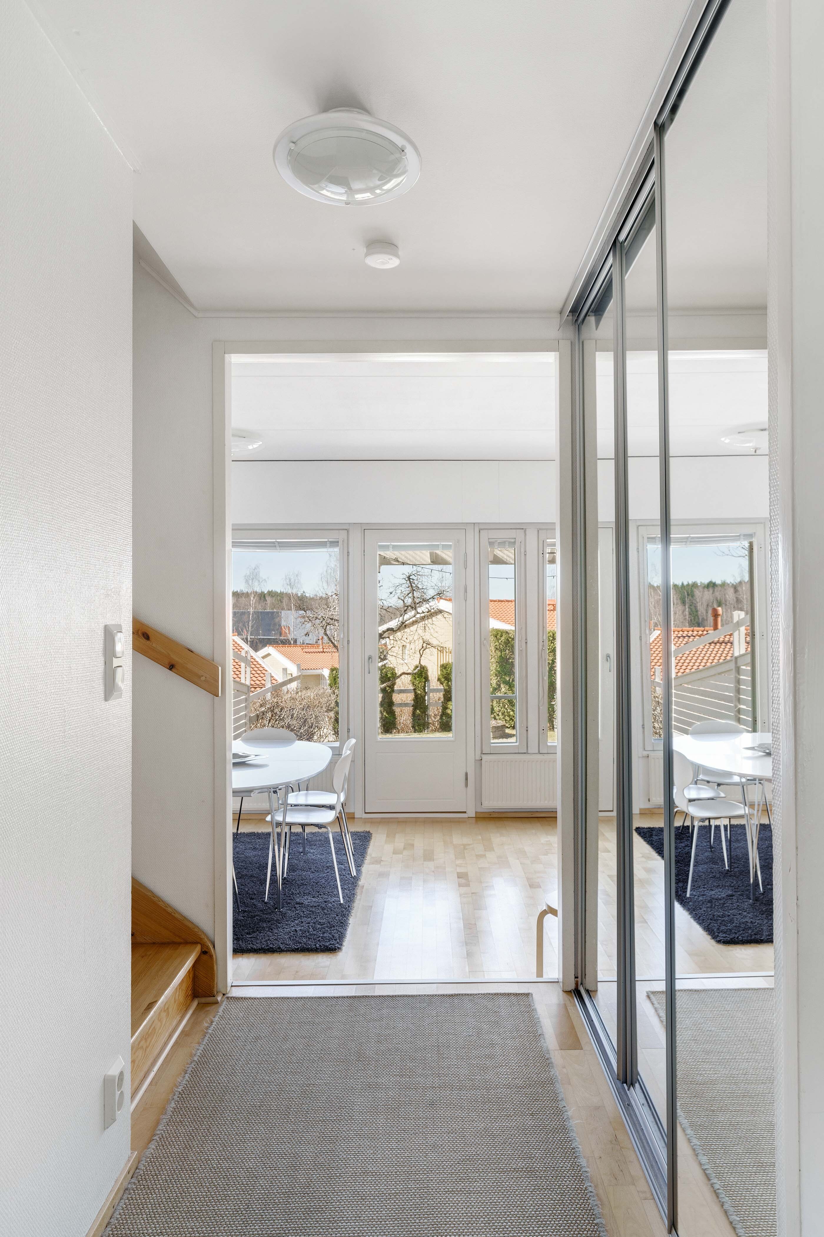 Kodin eteinen, oikealla keittiö.