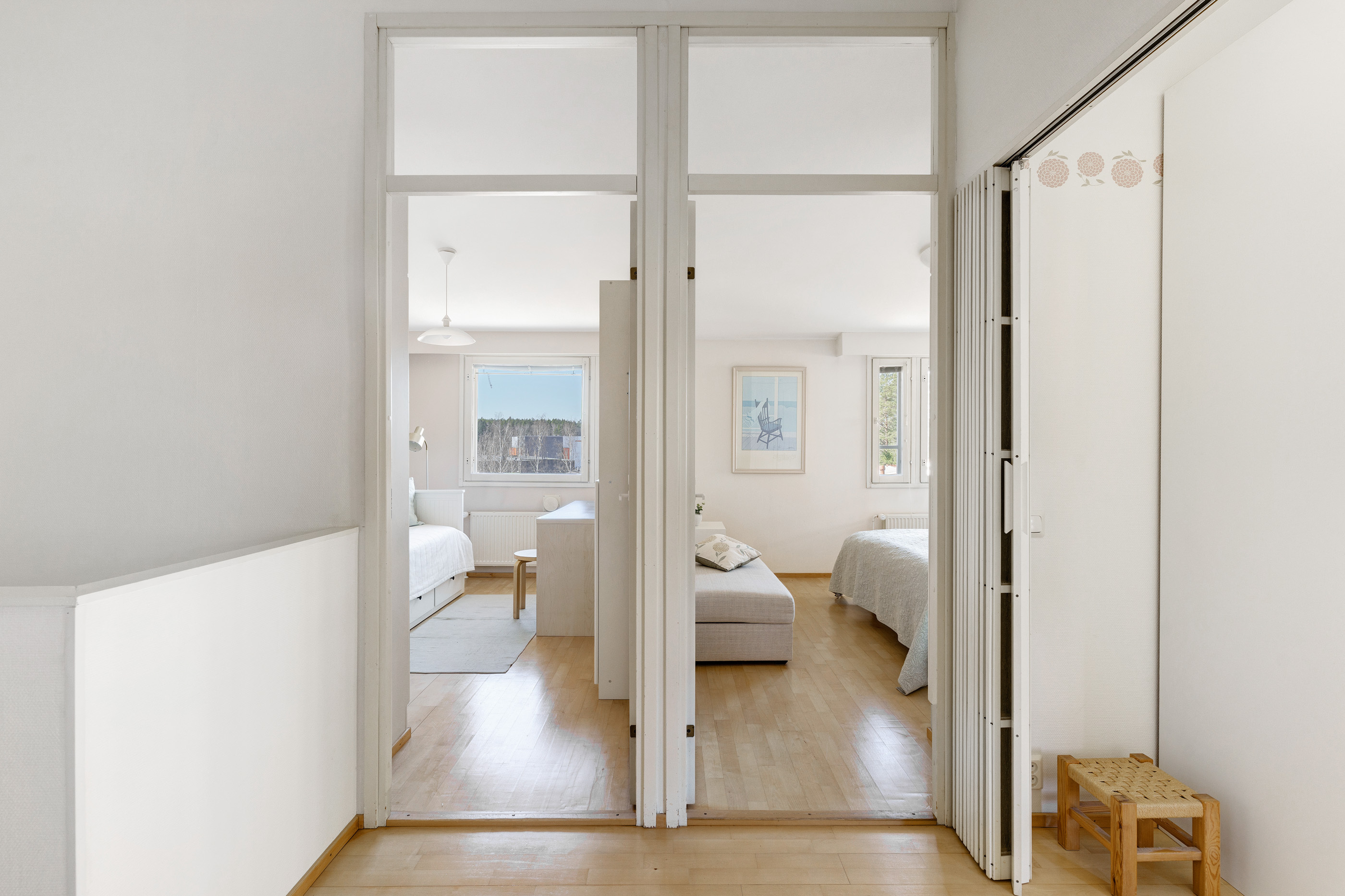 Yläkerran kaksi makuuhuonetta, jotka suuntaavat noij länteen.