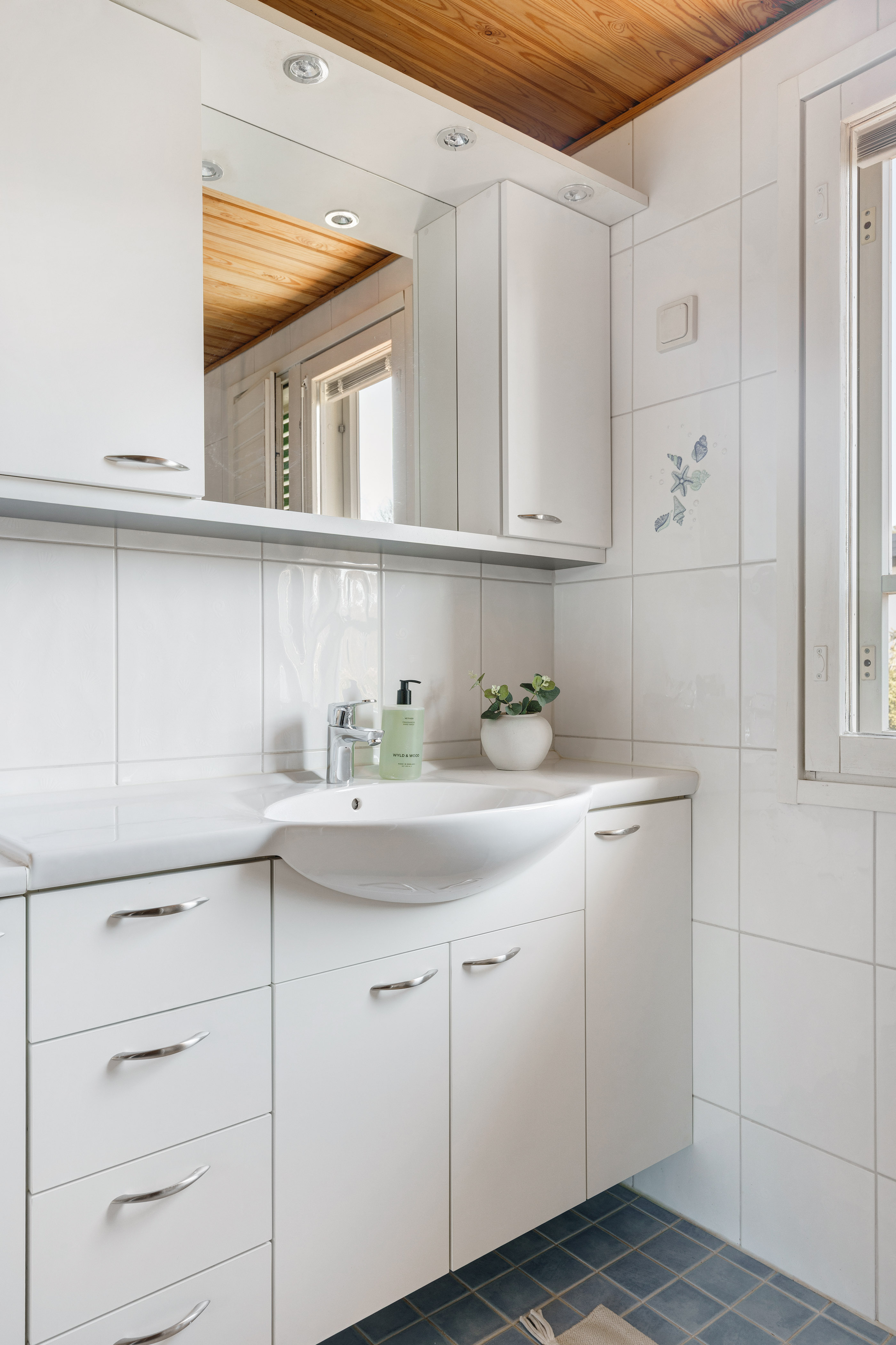 Kylpyhuoneen kaapistojen ovet on uusittu 2026.