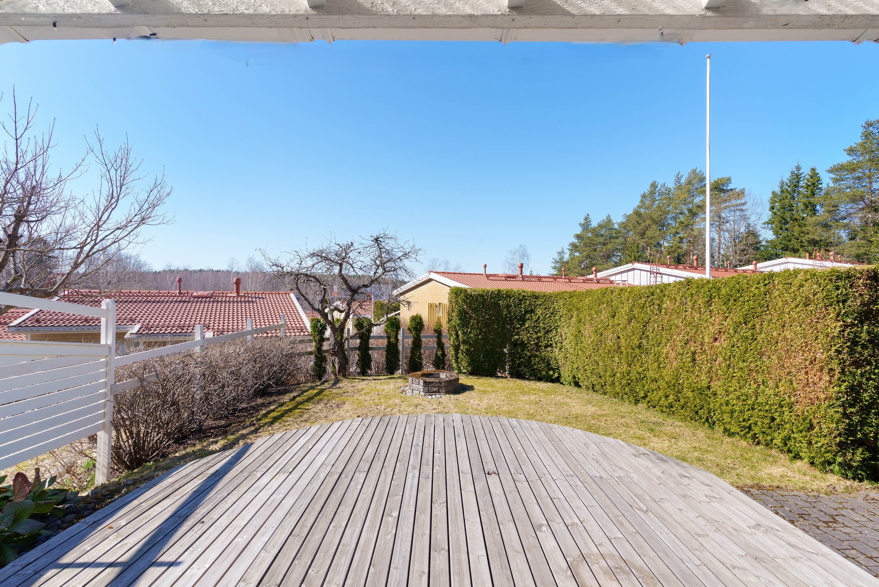 Takapiha on suojaisa ja suuntaa länteen.