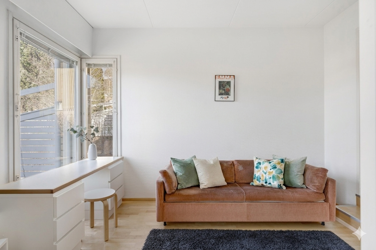 Tämä huone sopii työhuoneeksi tai makuuhuoneeksi. Oikealla vielä askarteluhuone/varasto.