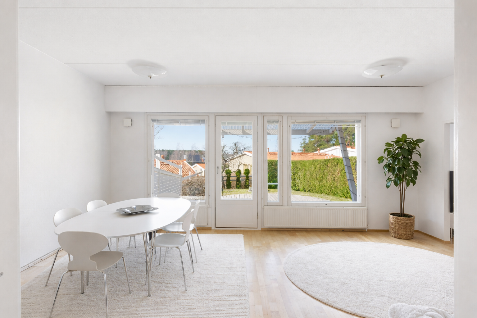 Olohuone hurmaa valoisuudellaan