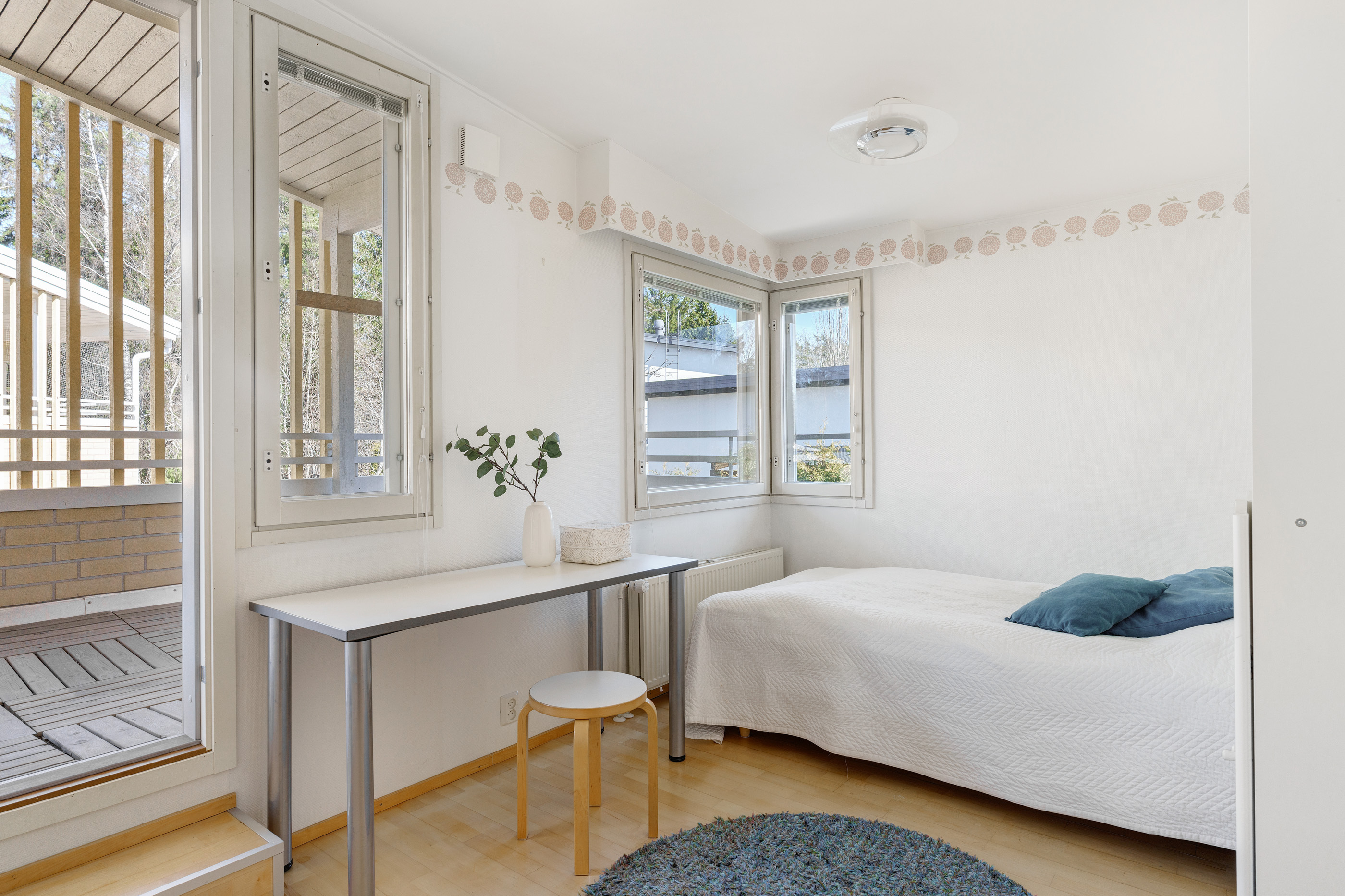 Yläkerrassa vielä kolmas makuuhuone tai oleskeluhuone.