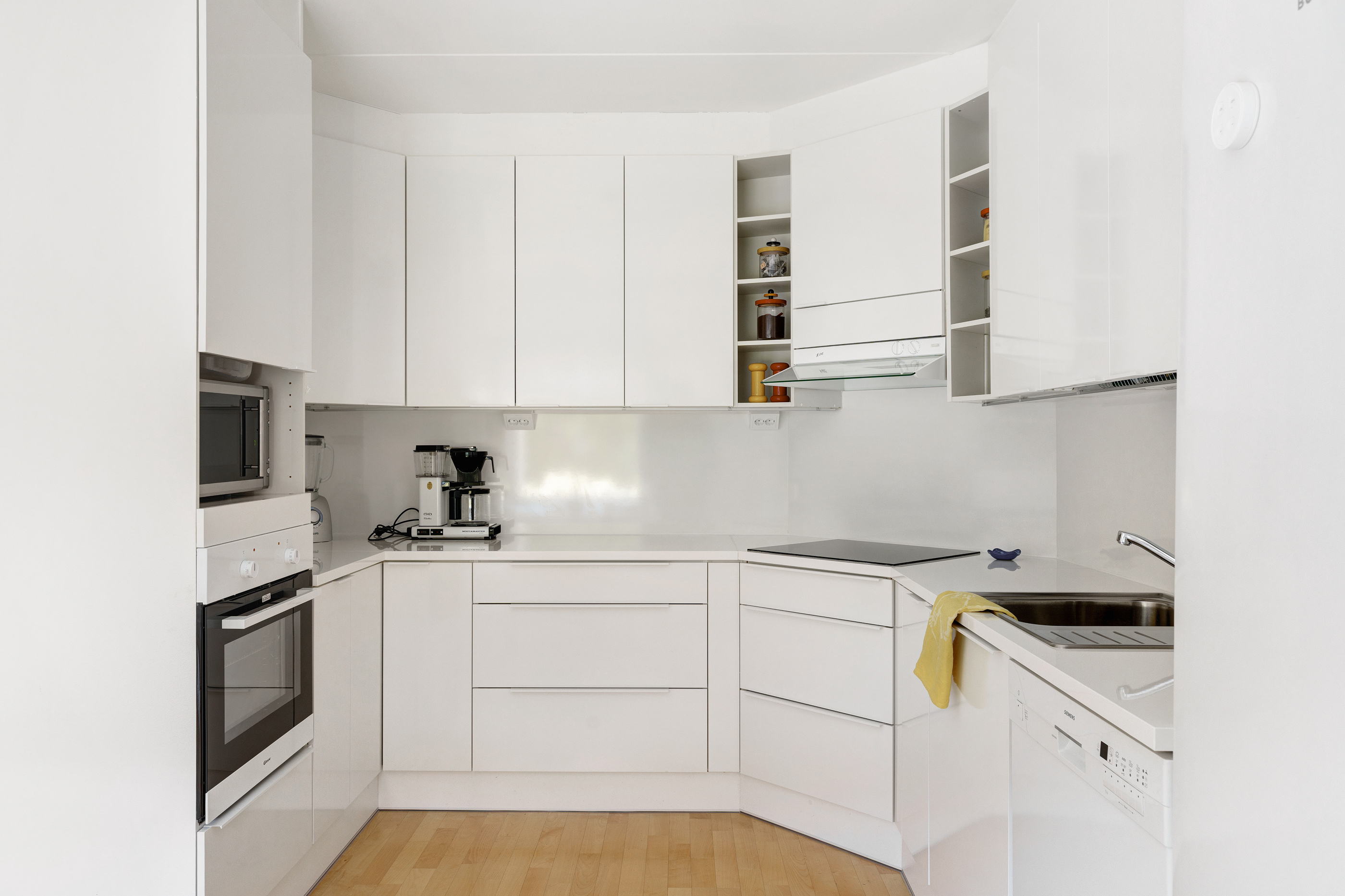 Modernissa keittiössä runsaasti kaappitilaa.