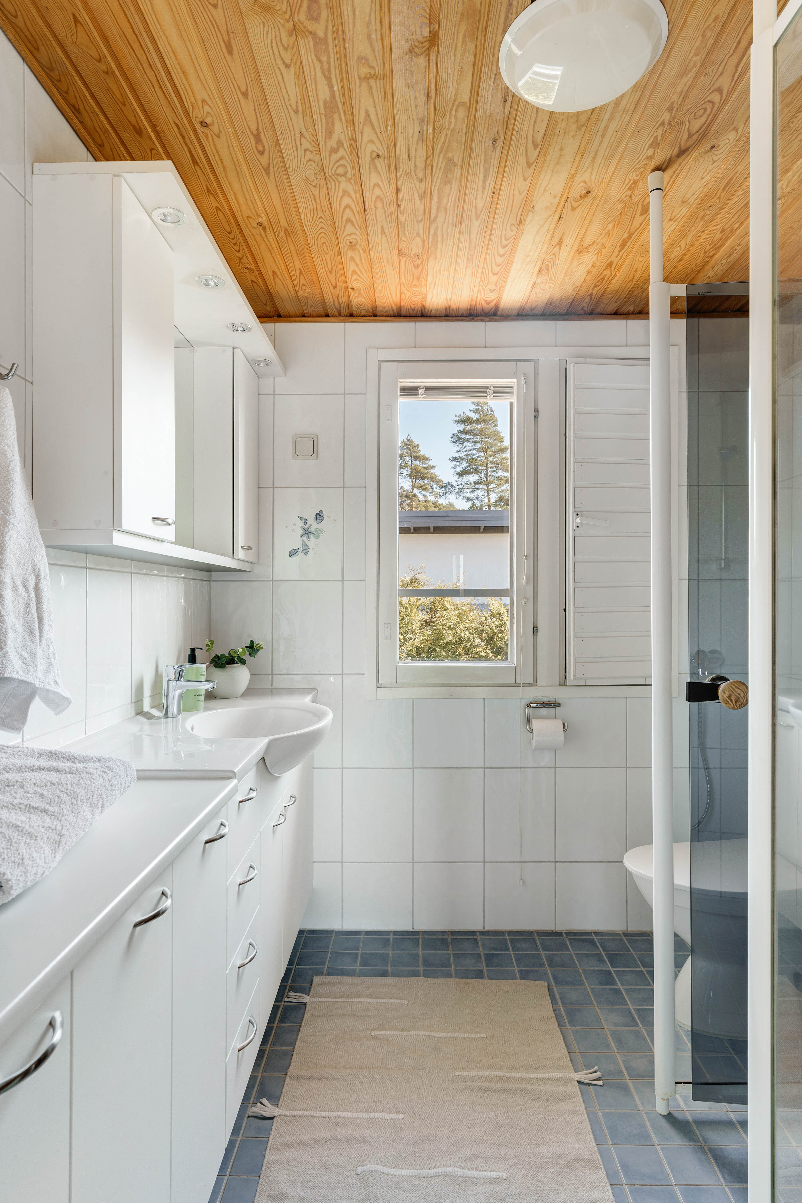 Yläkerran kylpyhuone, oikealla suihku ja sauna.