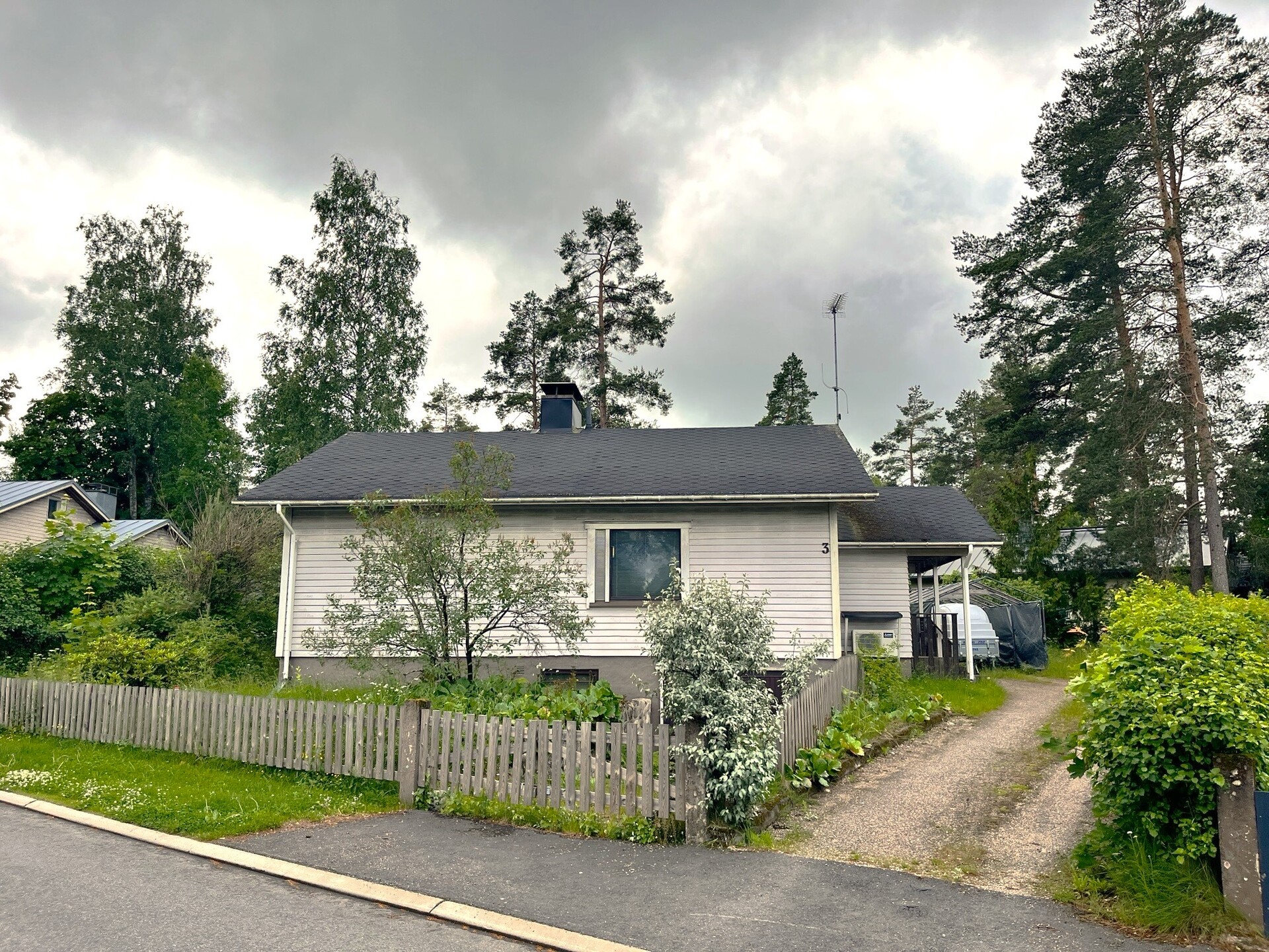 Sallisenkatu 3, Kirjavatolppa, Hyvinkää
