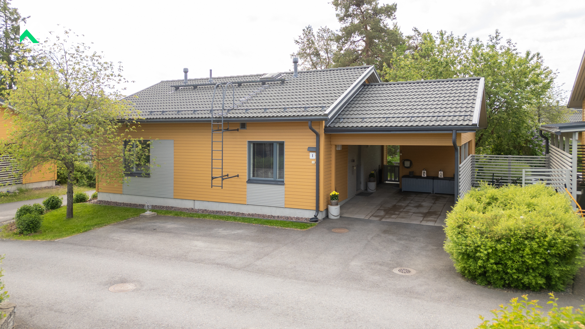 Sisäänkäynti ja autopaikat