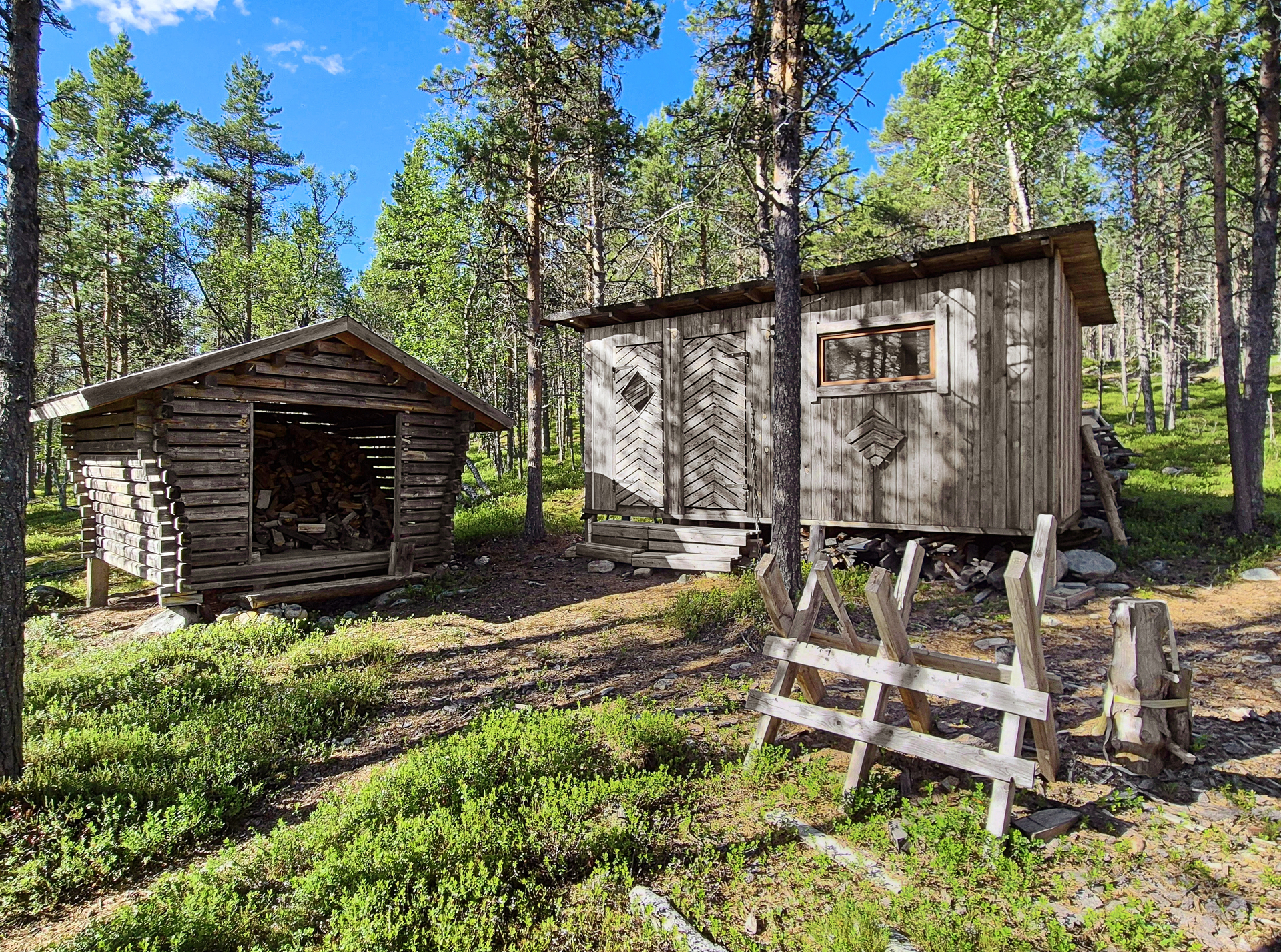 Rakoliiteri polttopuille ja varasto, jossa toisessa päässä kompostoiva ulko-wc