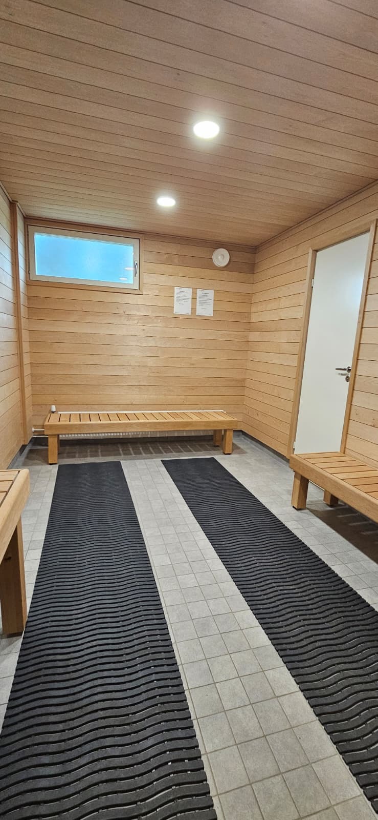 Taloyhtiön pukuhuone F talossa