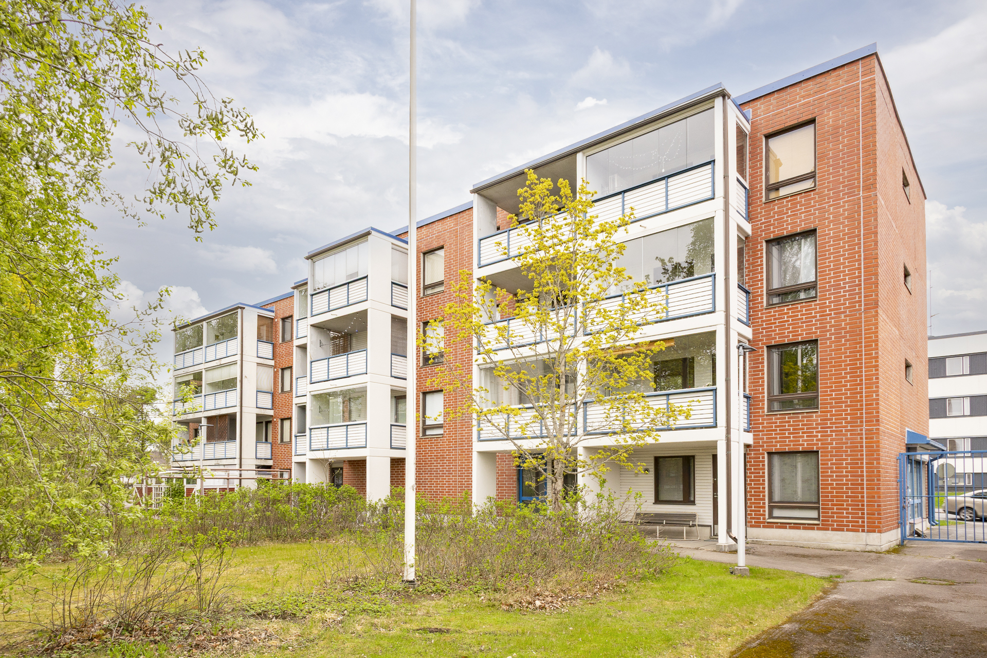 julkisivu pihan puolelta