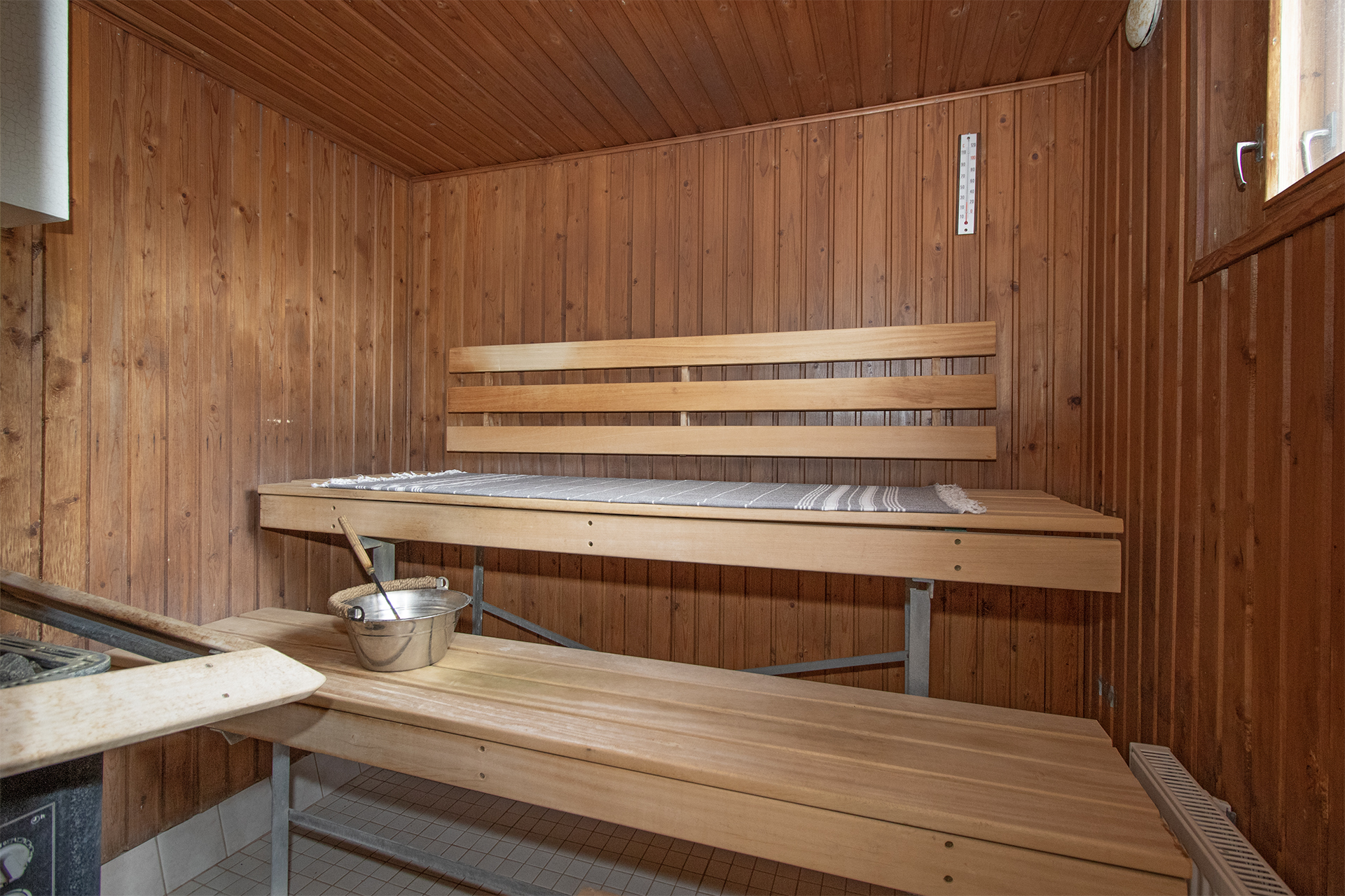 Ikkunallinen sauna.
