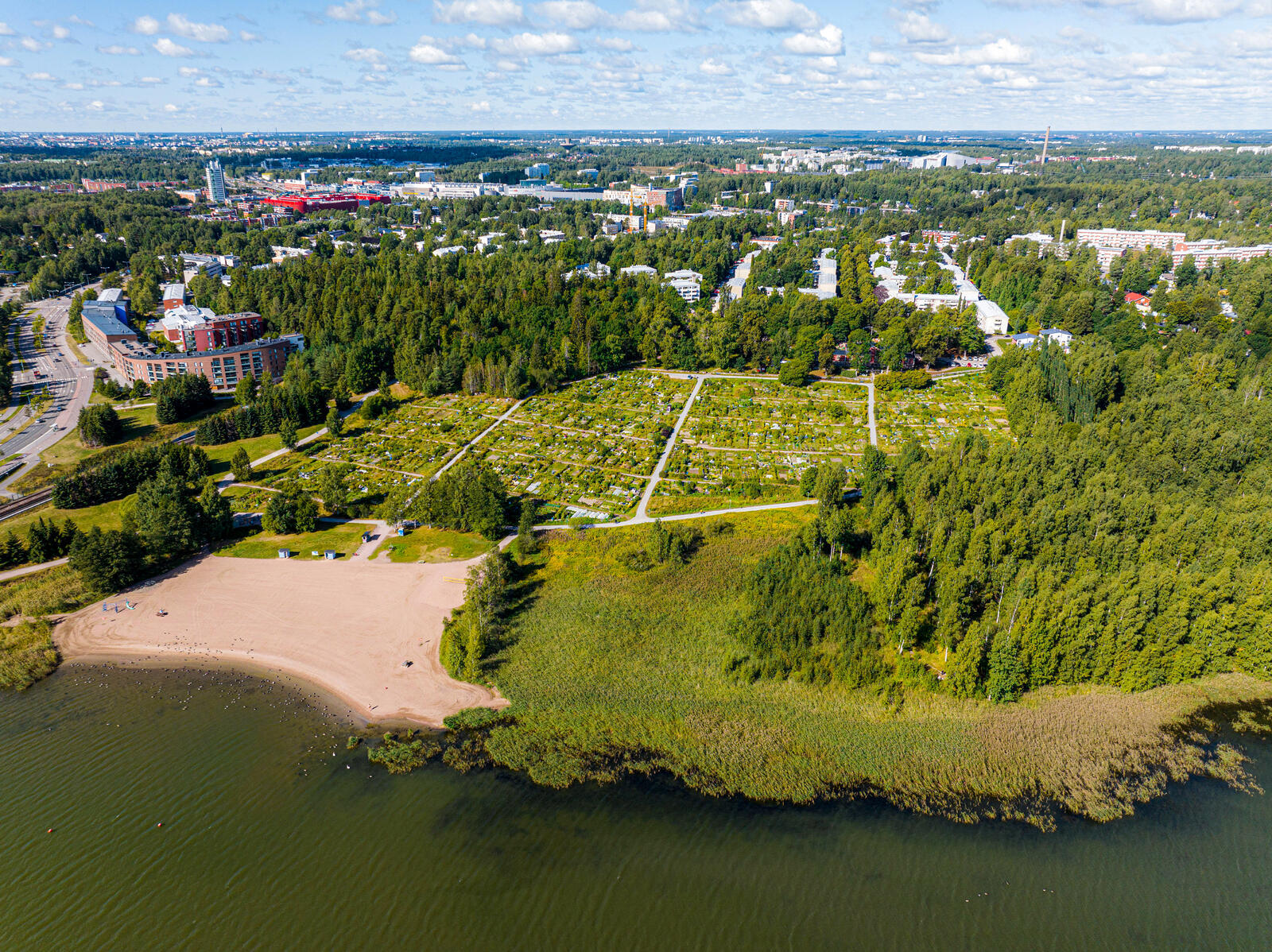 Uimaranta ja viljelypalstat lähellä