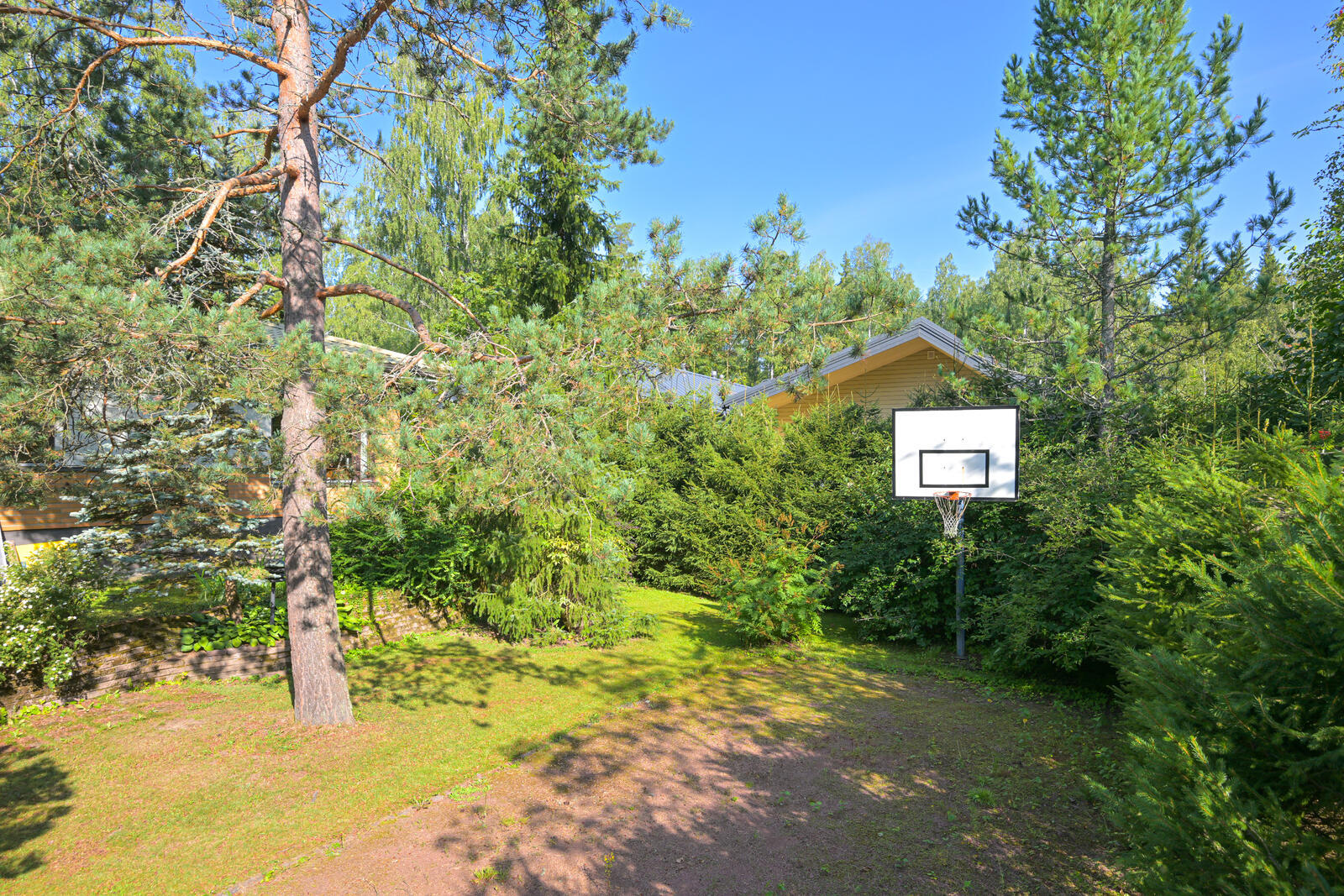 Piha, jossa tilaa pelata ja leikkiä