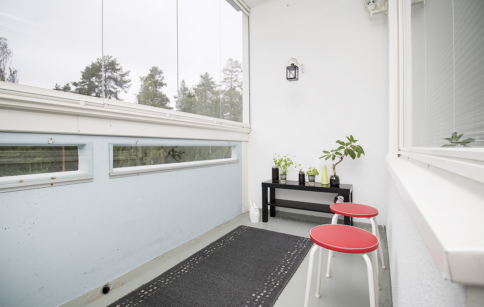 Tilava lasitettu parveke.