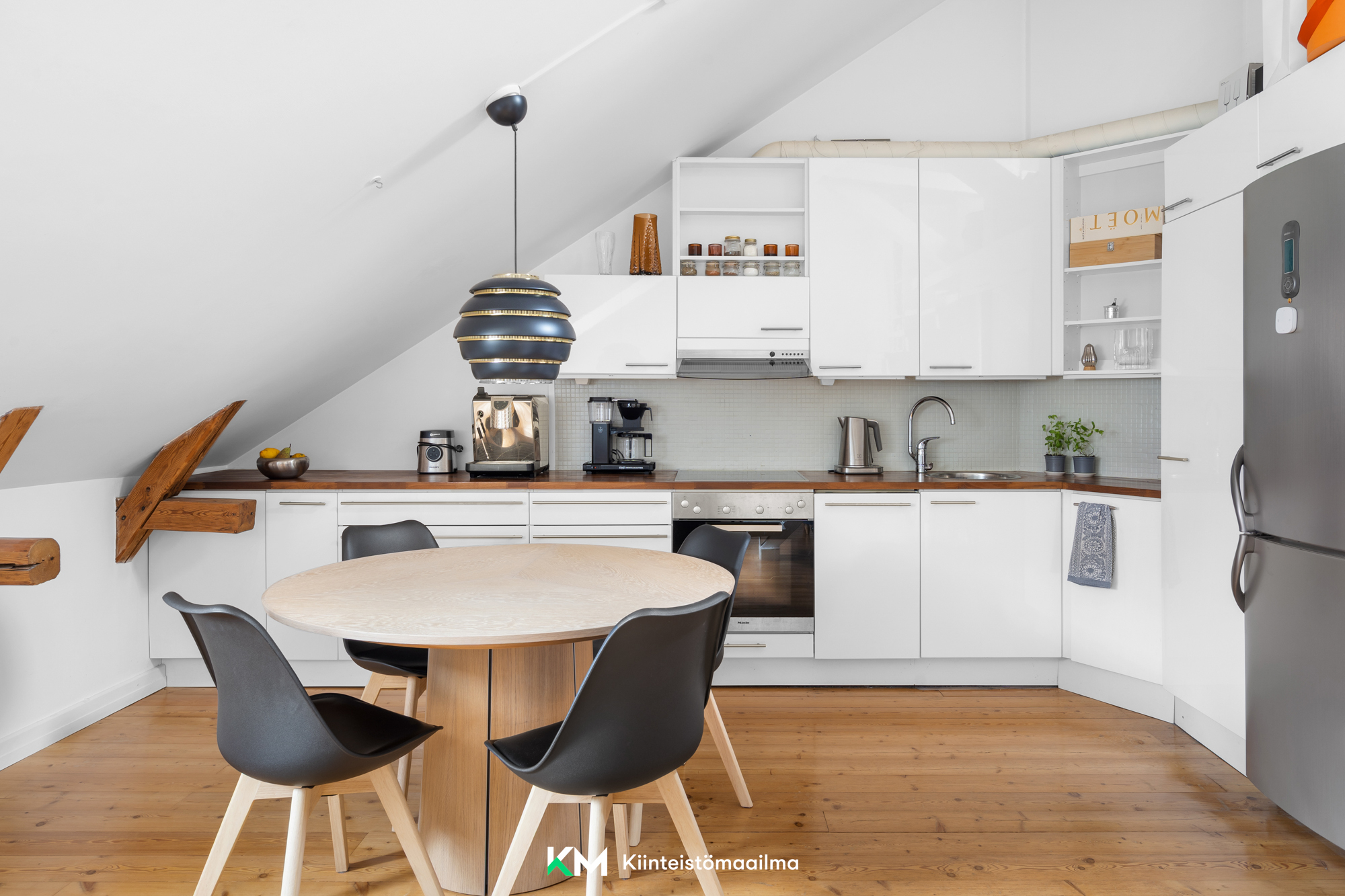 Iso jatkettava pöytä mahtuu avokeittiöön loistavasti