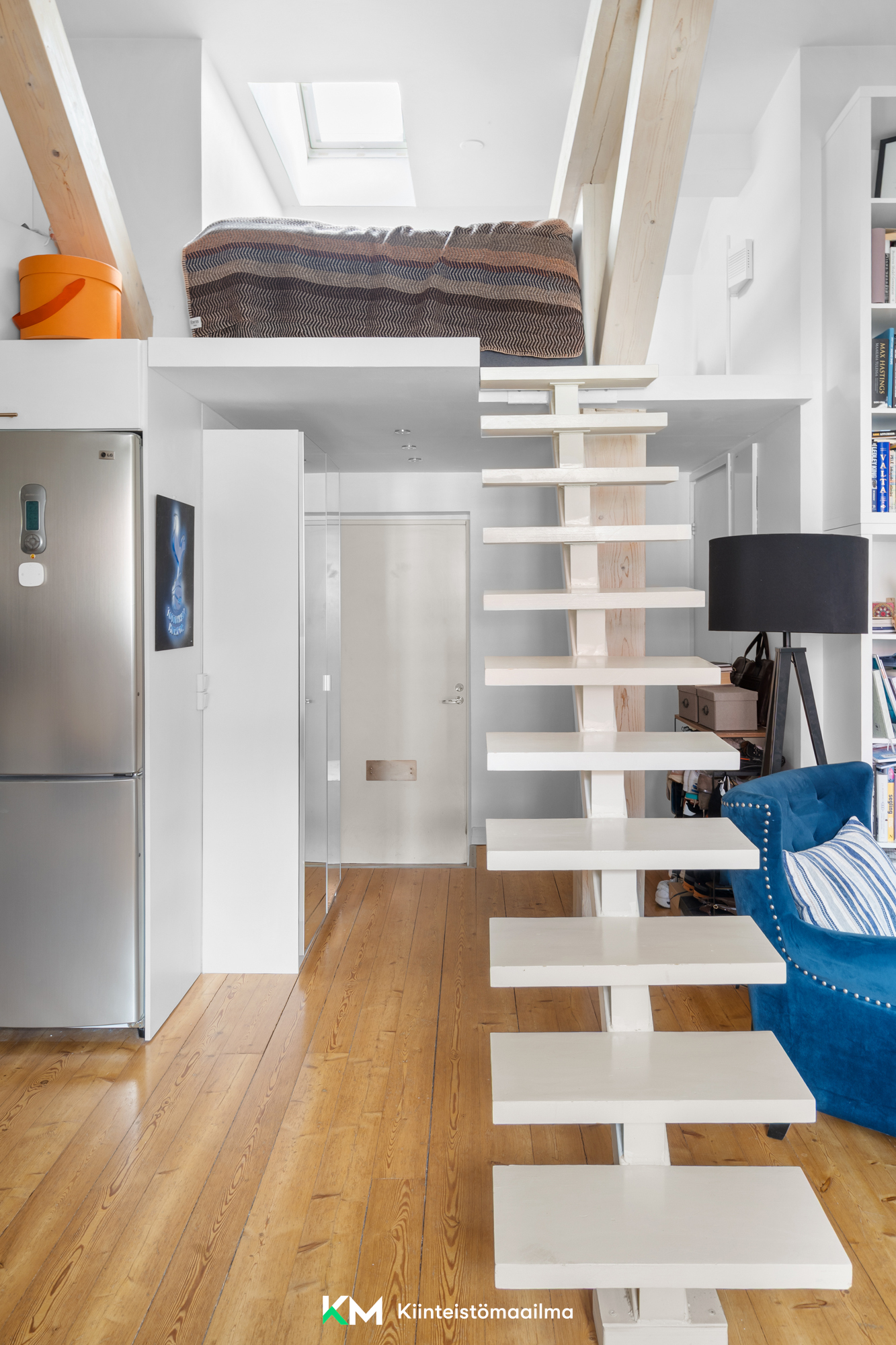 Parven kattoikkunasta tulee mukavasti valoa myös koko huoneistoon.