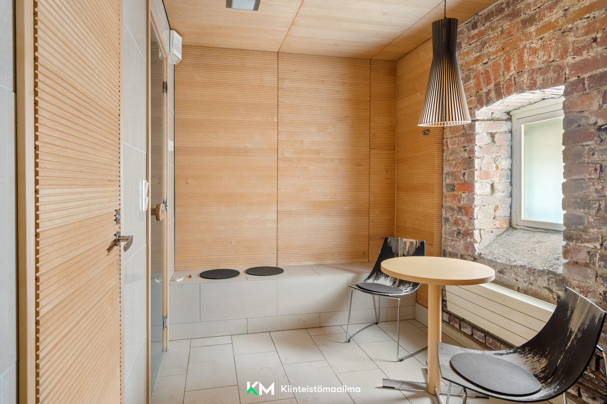 Taloyhtiön saunaosasto on samassa rapussa.