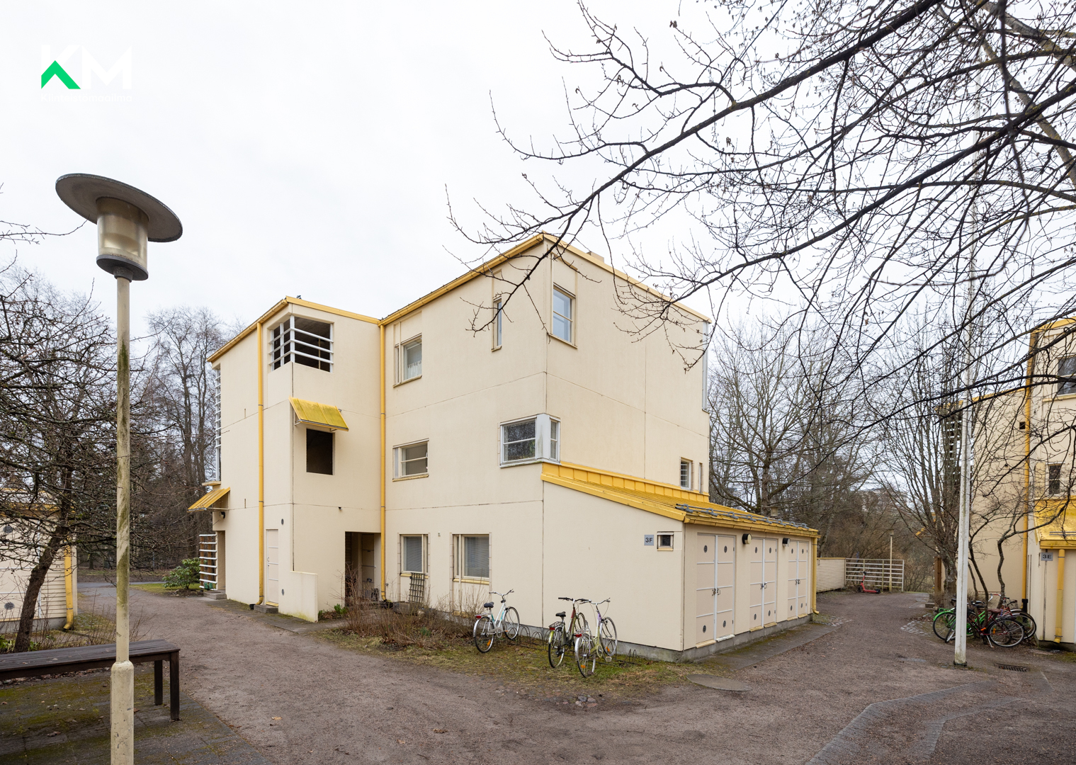 Julkisivu. Varastot etualalla, oikealla. 