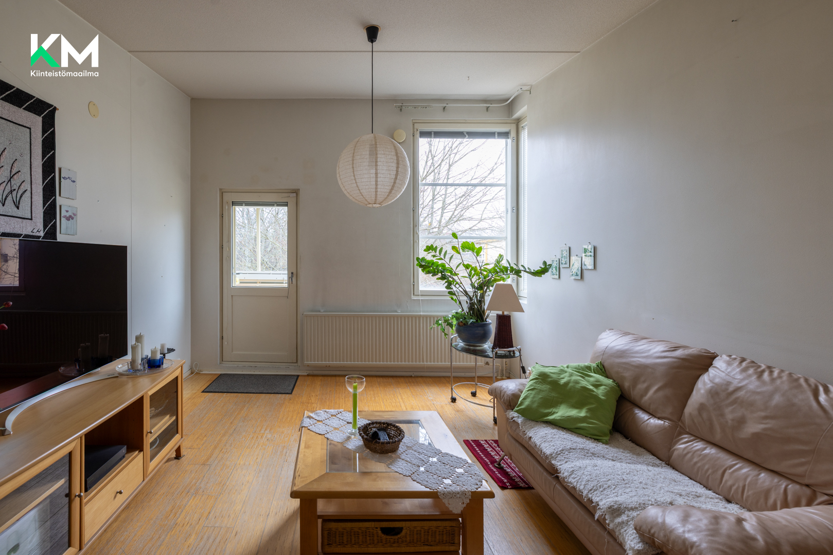 Olohuone parvekkeen suuntaan