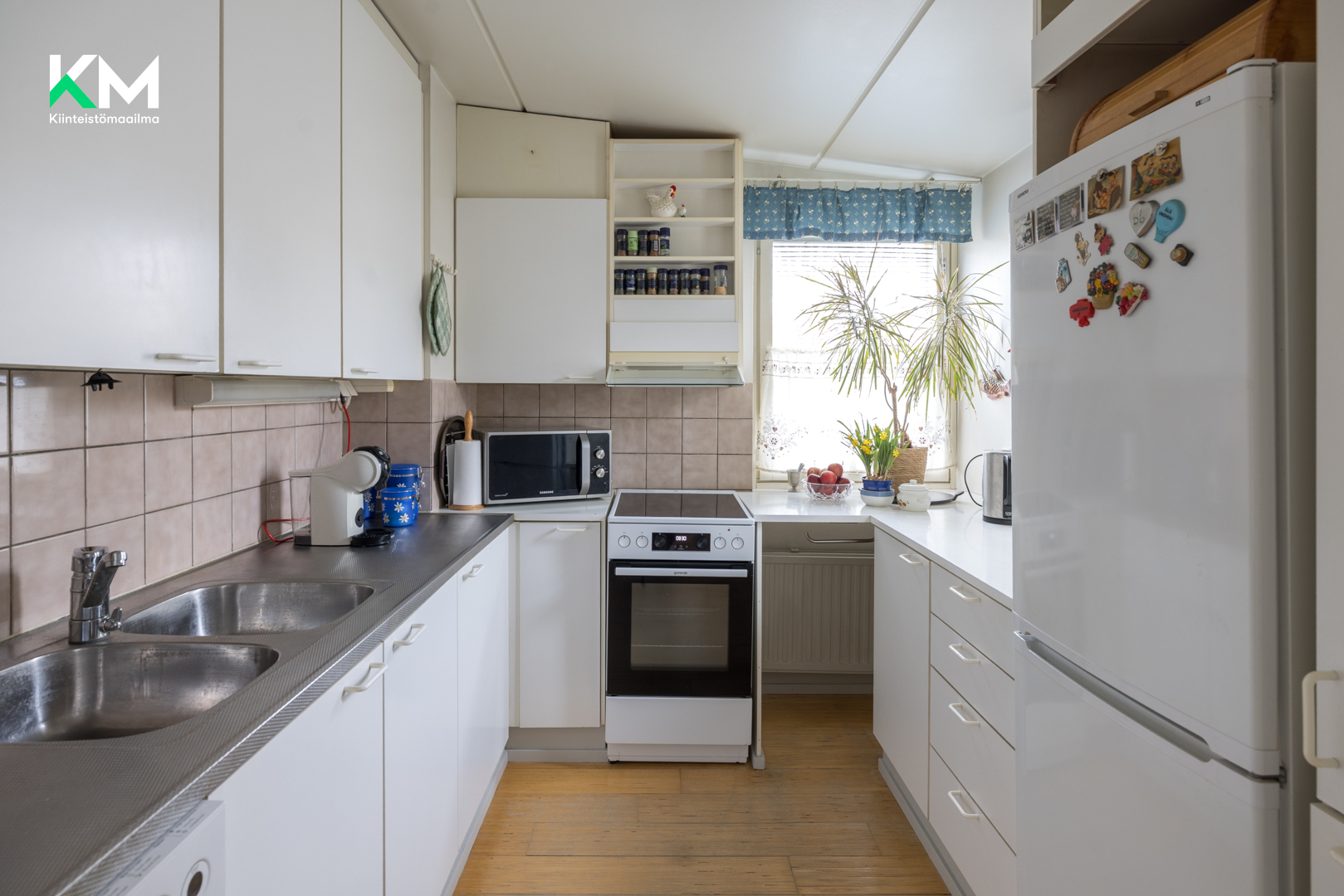 Keittiö ruokatilasta päin  