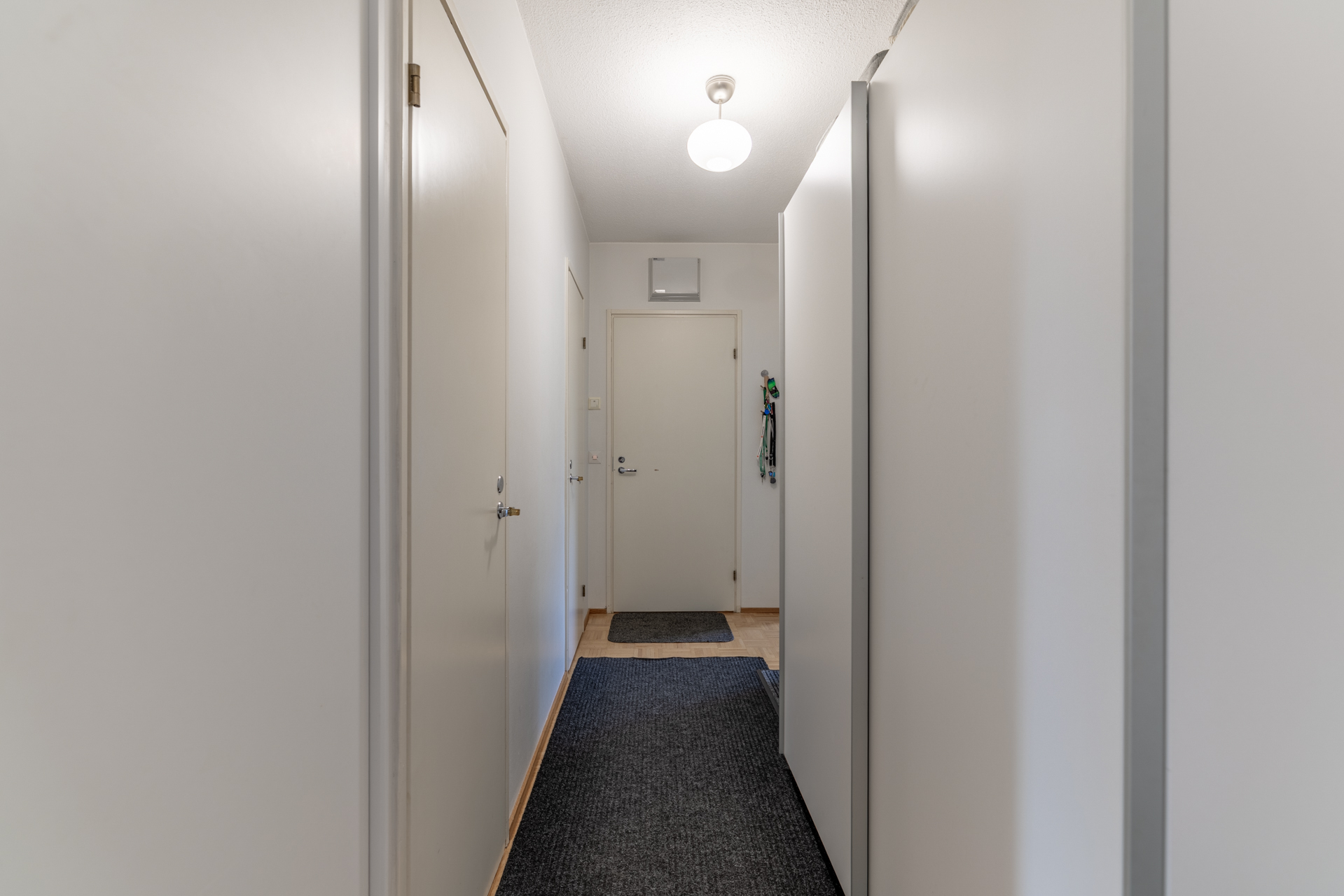 eteiskäytävä (vasemmalla puolella vaatehuone ja erillinen wc/khh)