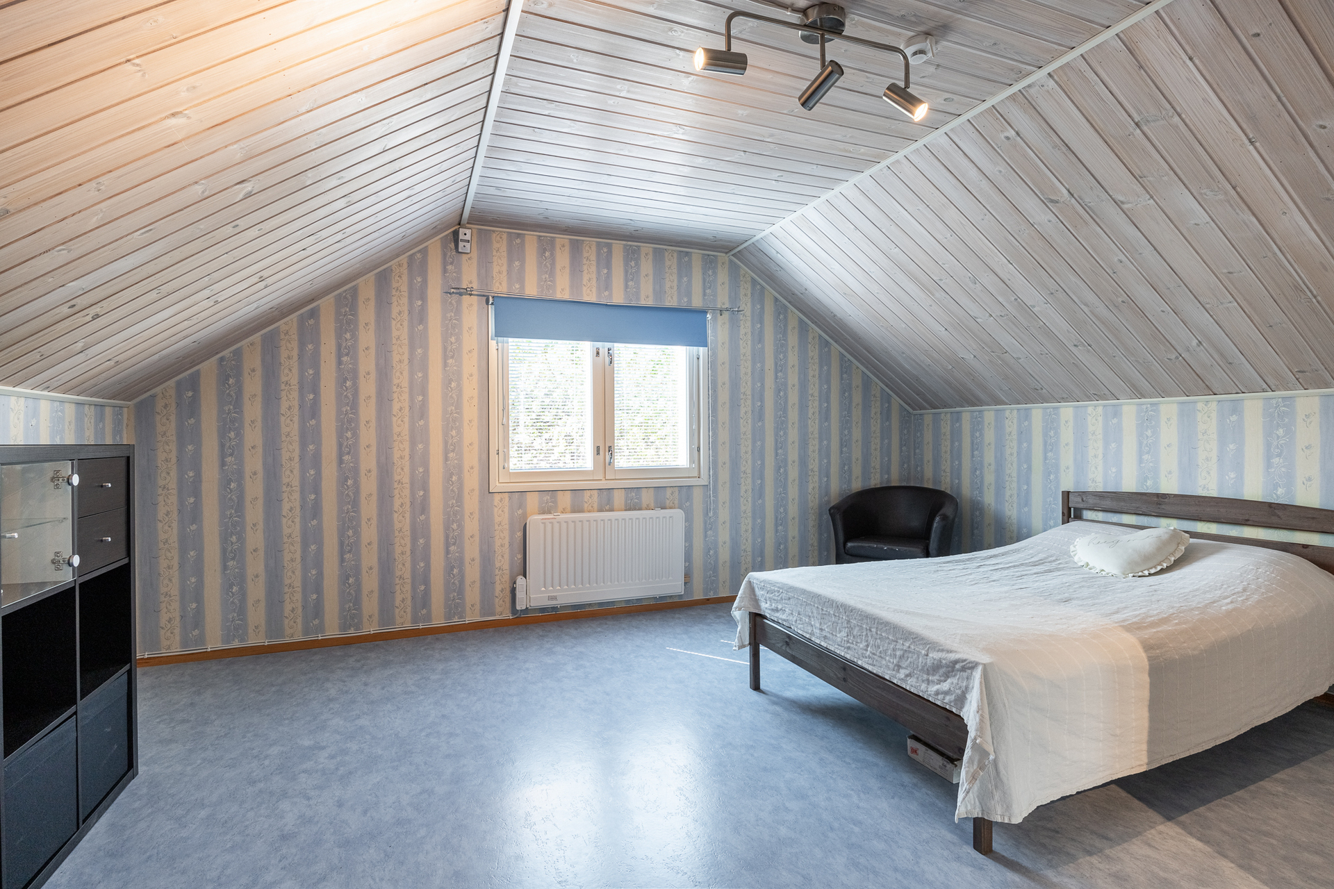 Yläkerran makuuhuone 1