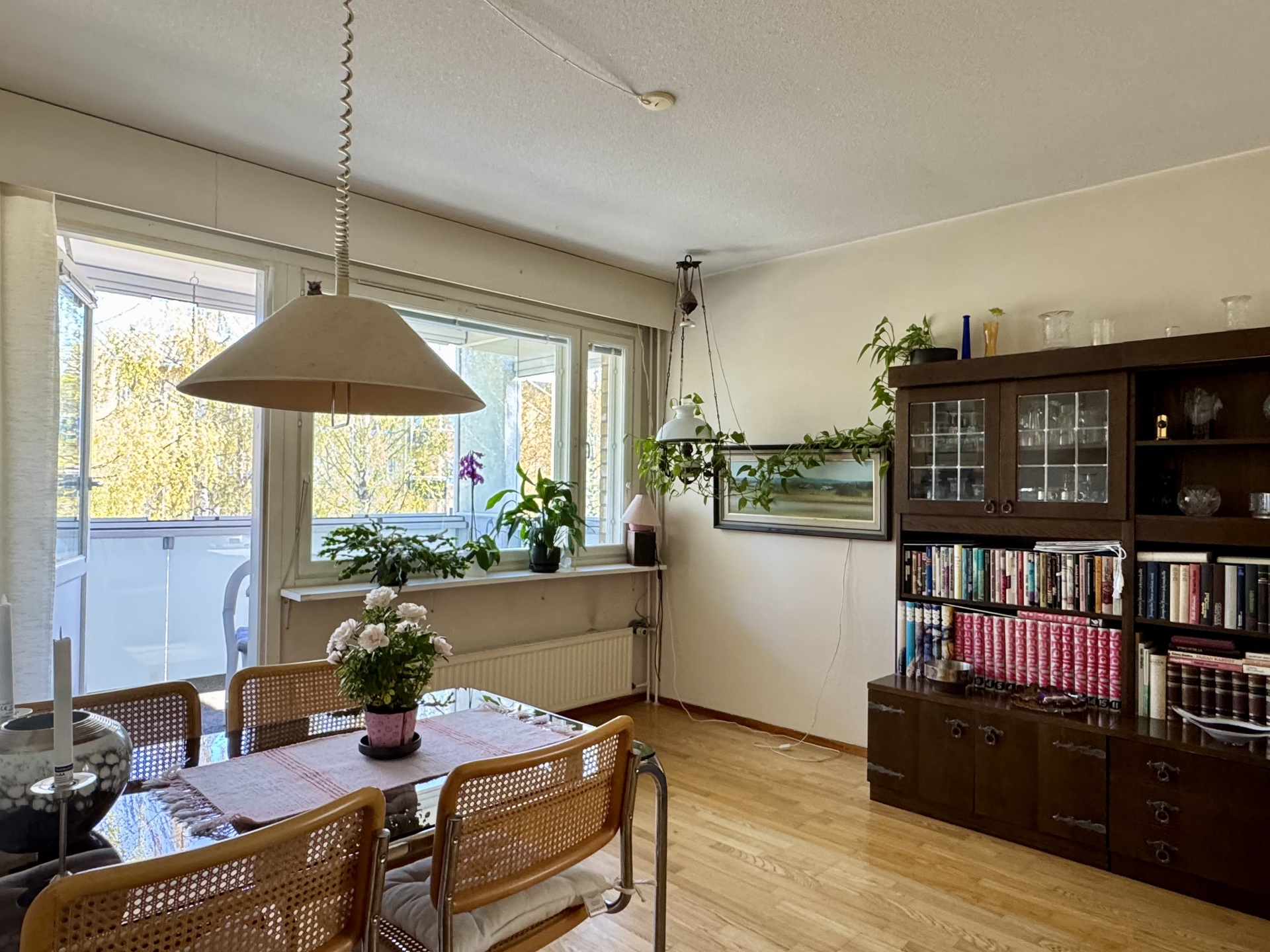 Kulku lasitetulle parvekkeelle olohuoneesta