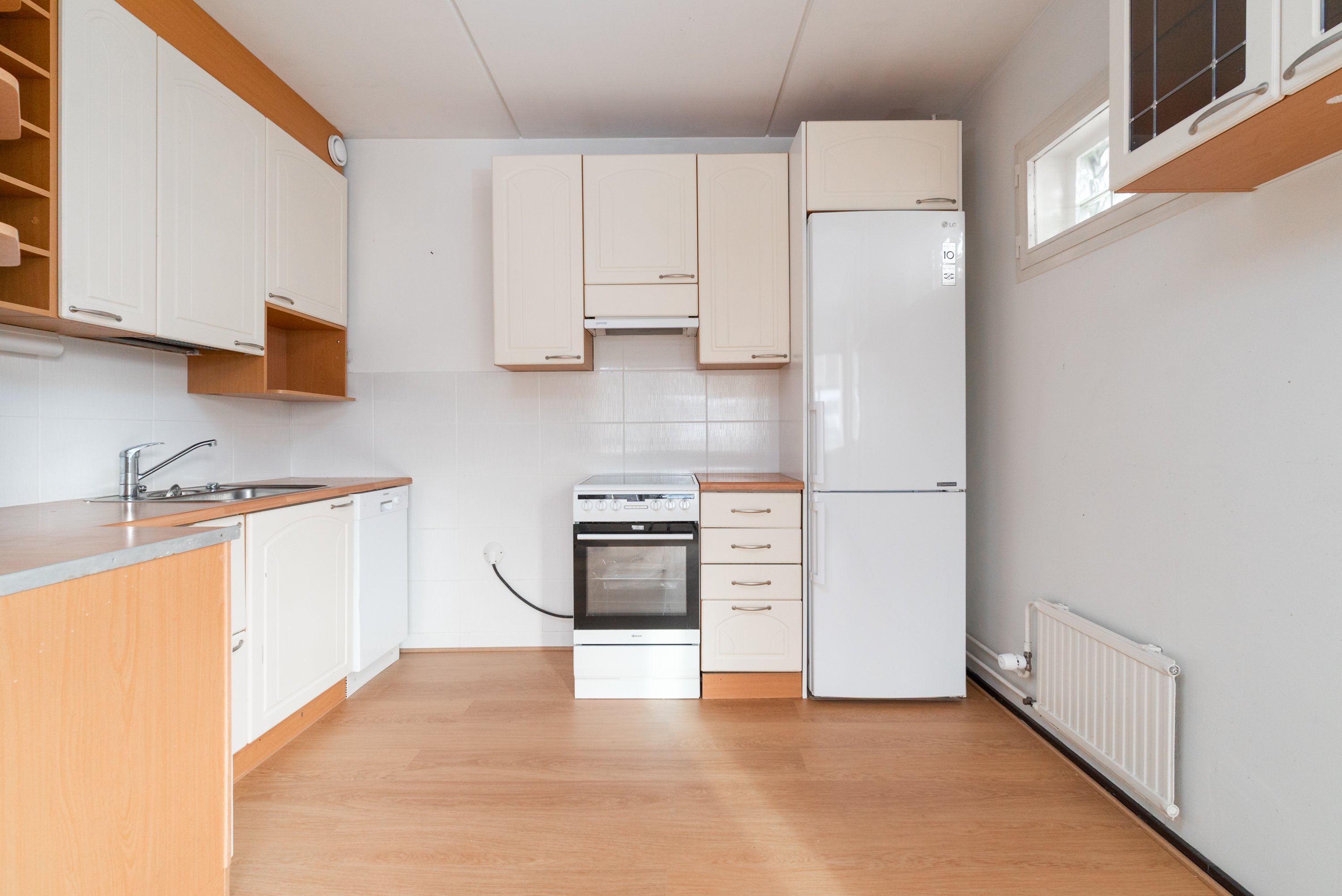 Keittiöön mahtuu ruokapäöytä