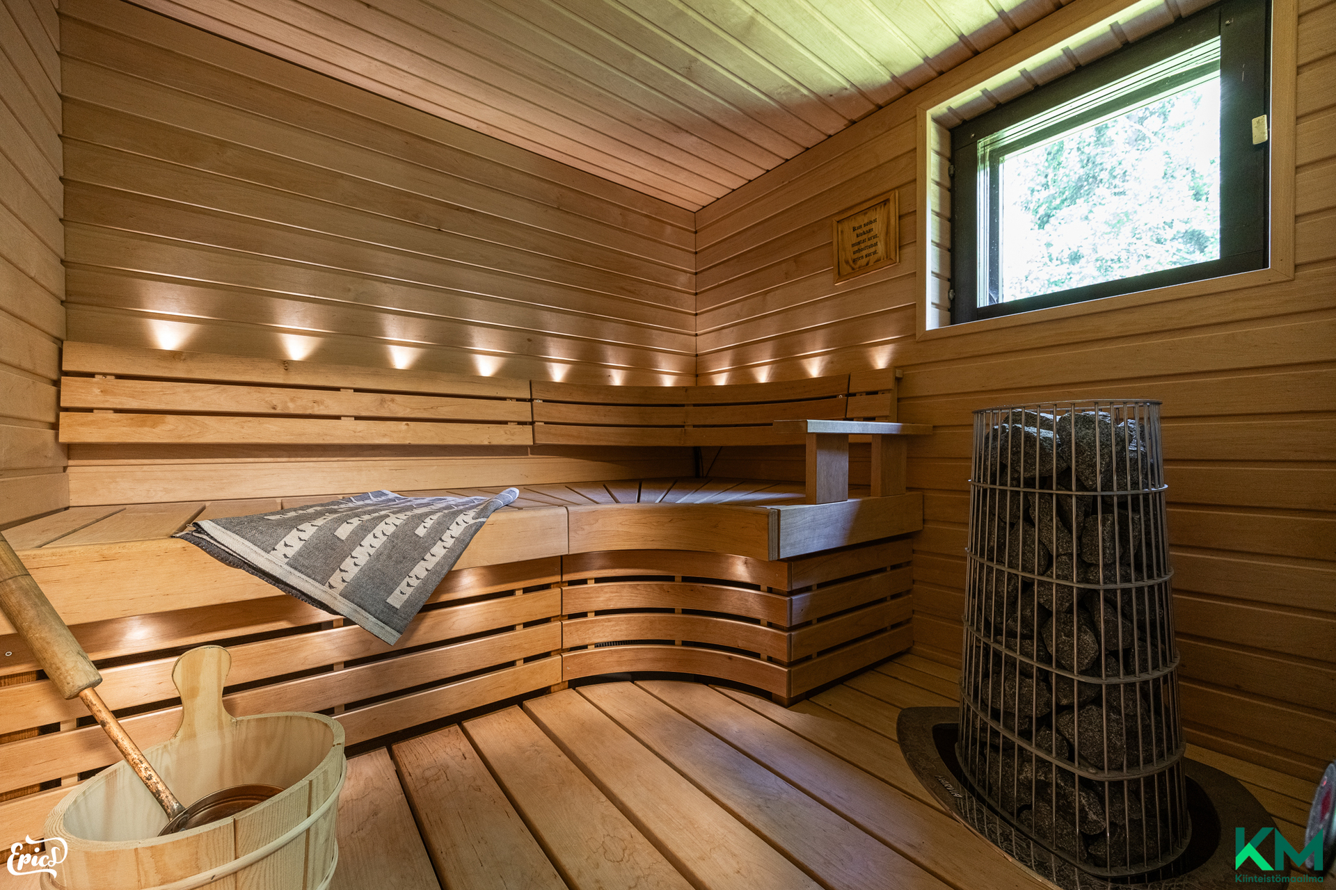 Tyylikäs sauna ikkunalla