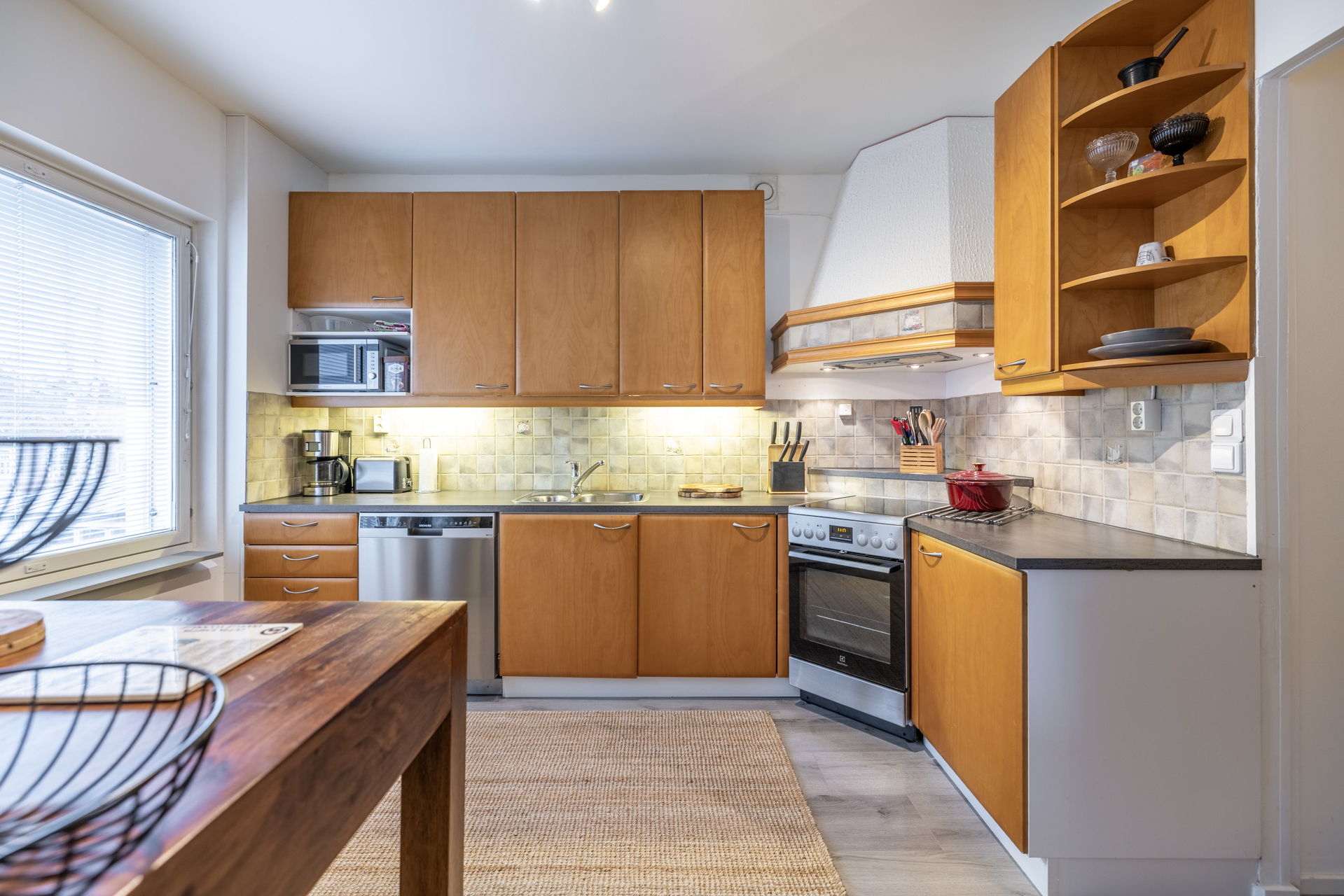 Tilava keittiö remontoitu vuonna 2008