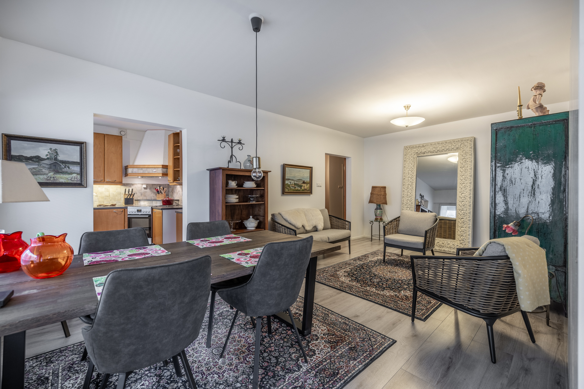 Valoisa ruokailutila/olohuone