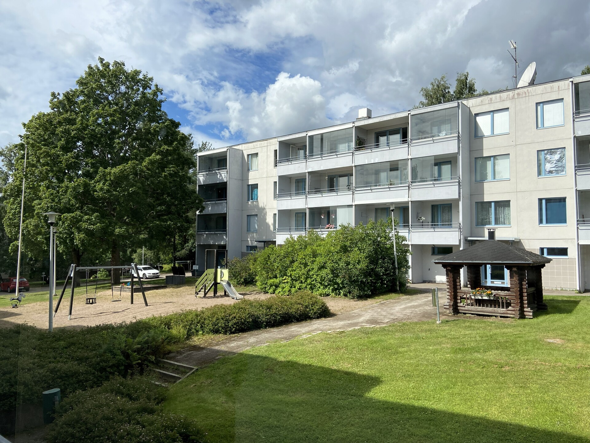 Näkymä pihalle parvekkeelta