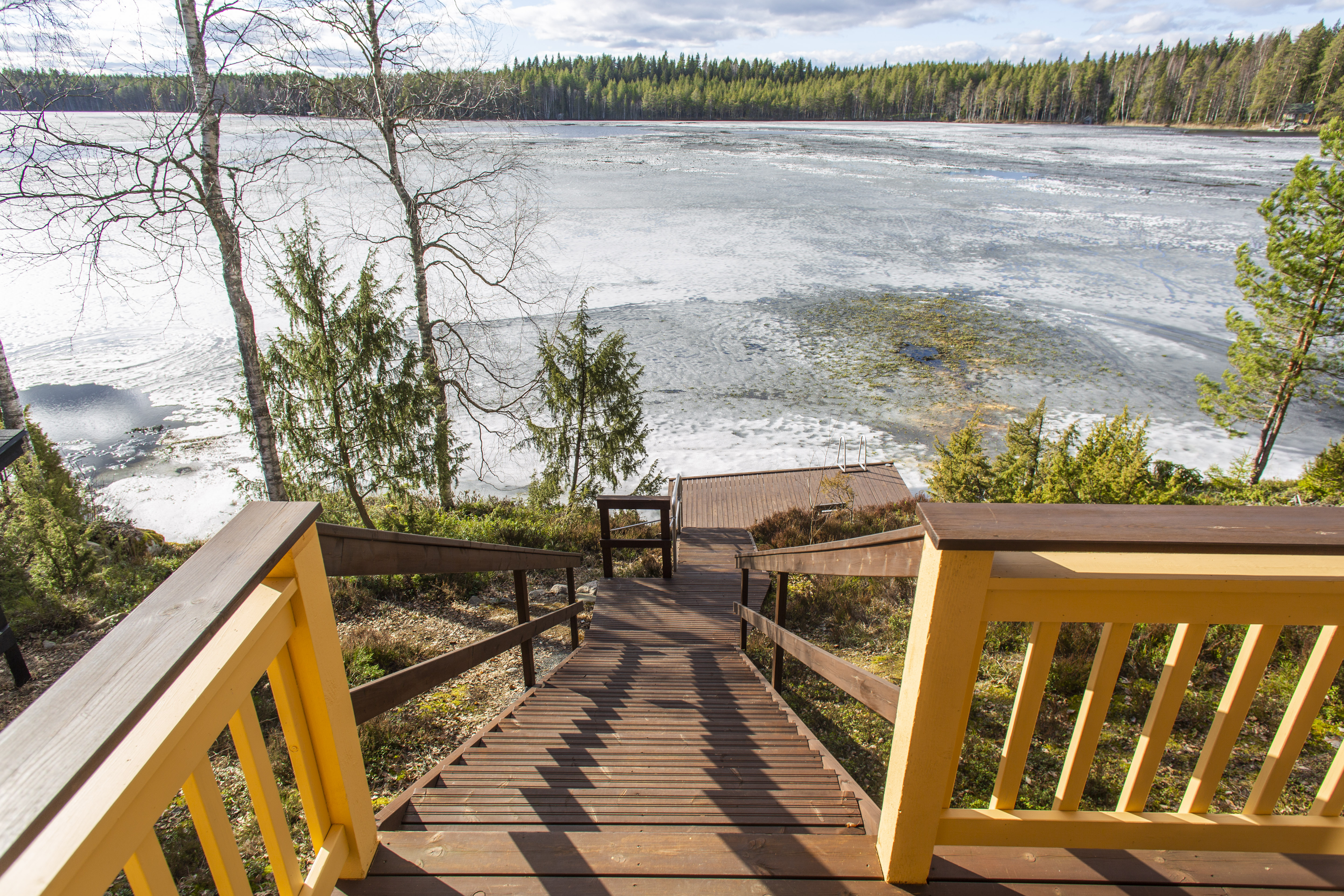 Uimaan pääsee portaita pitkin
