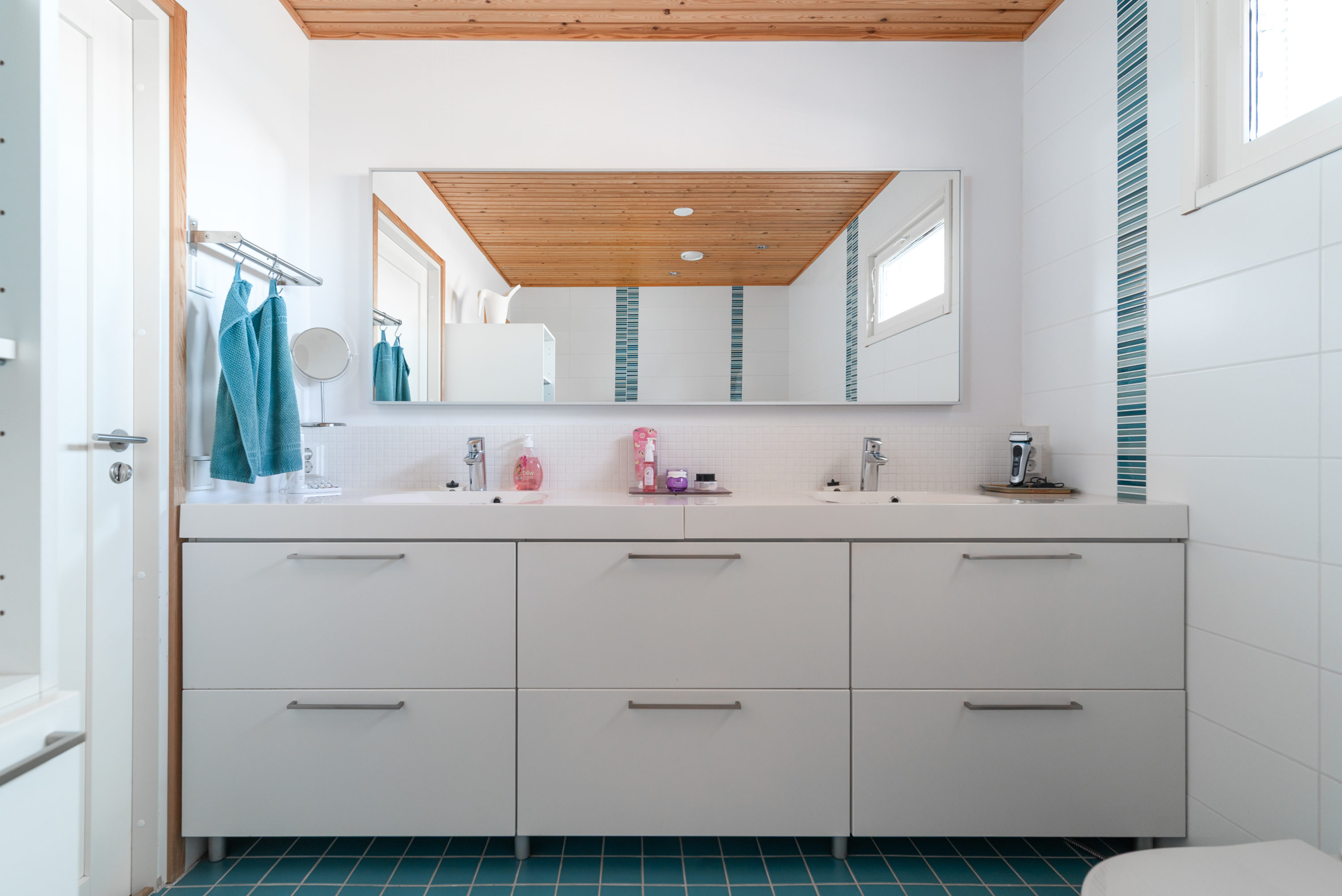 Yläkerran kylpyhuone