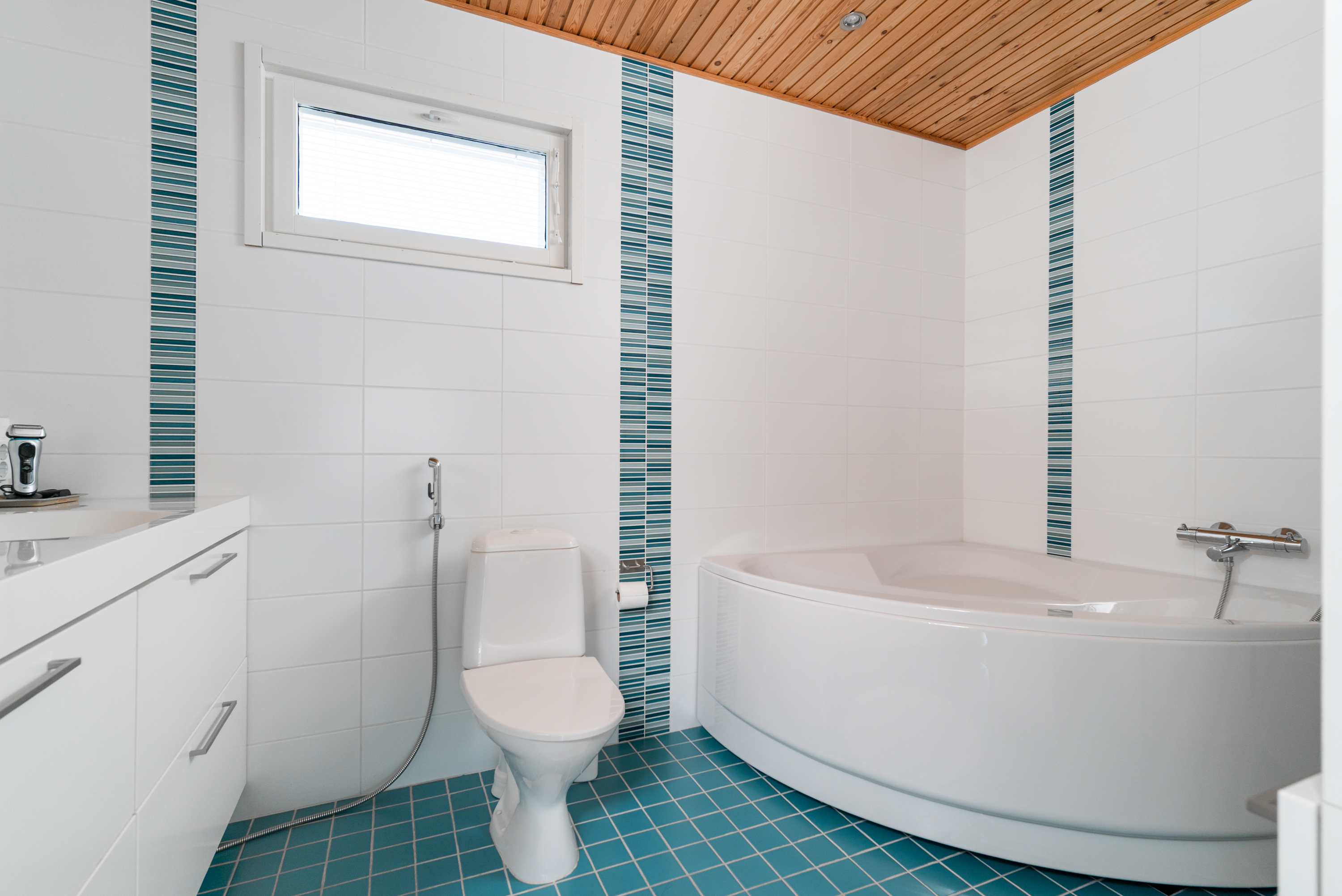 Yläkerran kylpyhuone