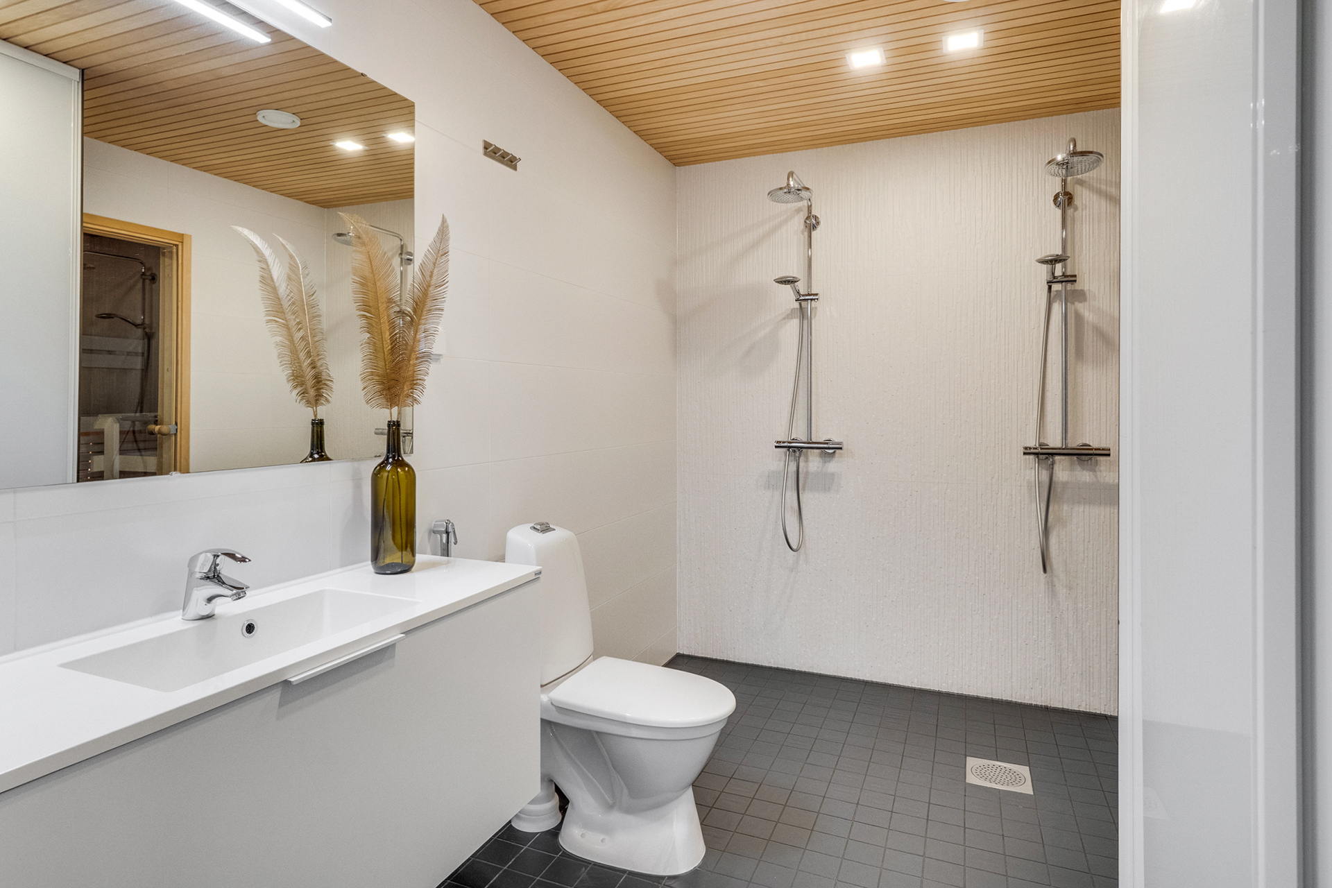 Kylpyhuoneessa ja saunassa jatkuu sama laadukkaiden materiaalien linja 