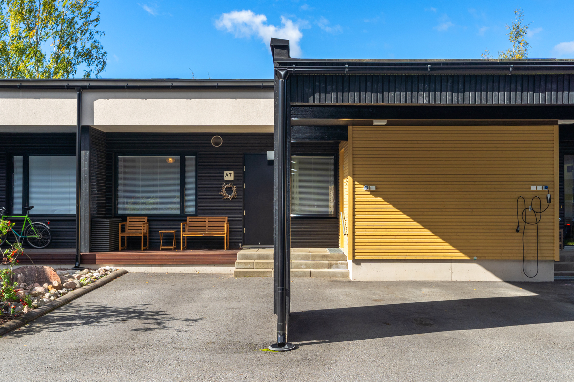 Asunnon edesssä on tilaa kahdelle autolle, toinen paikka on katoksessa