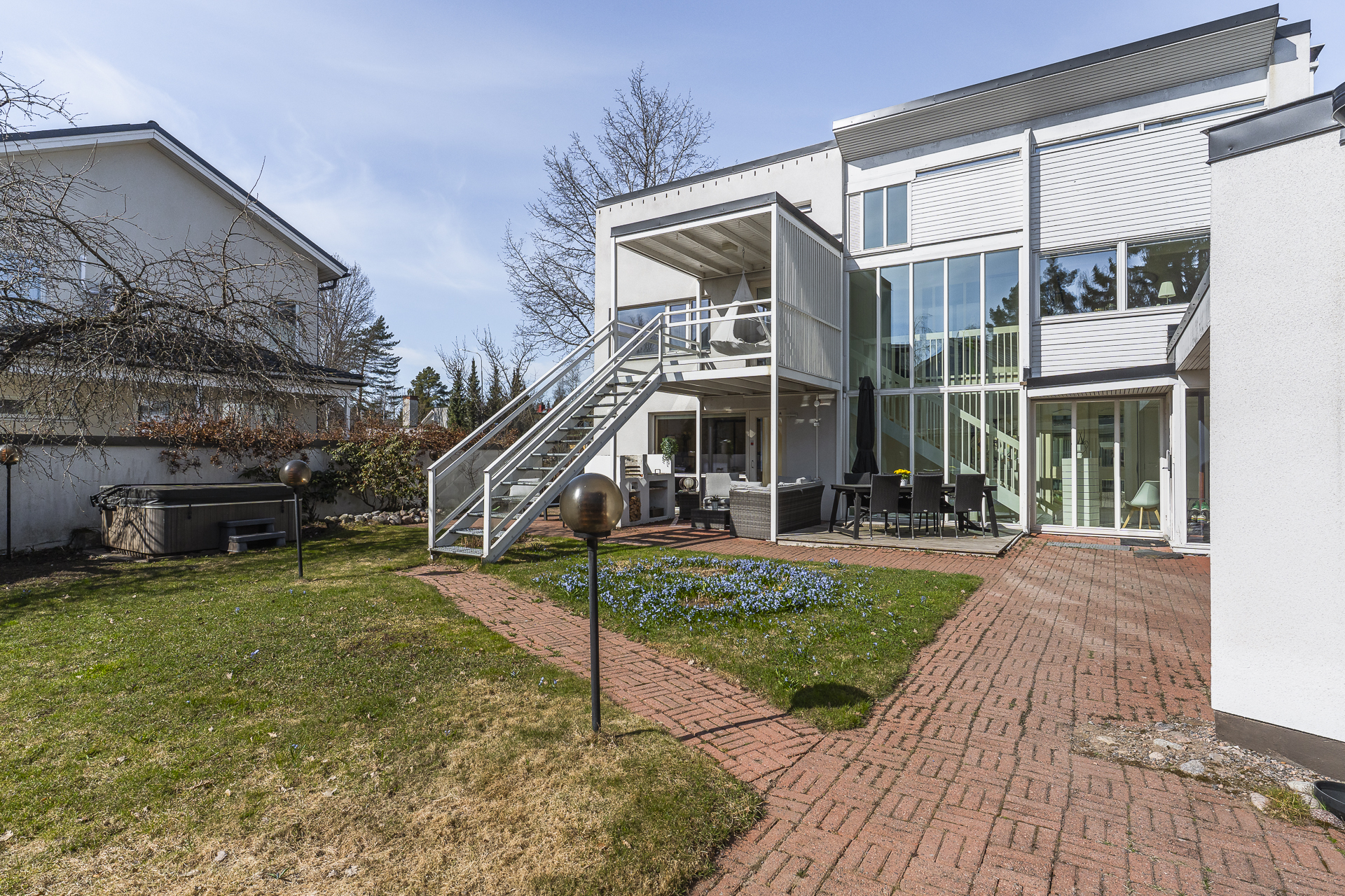 Viihtyisä piha-alue