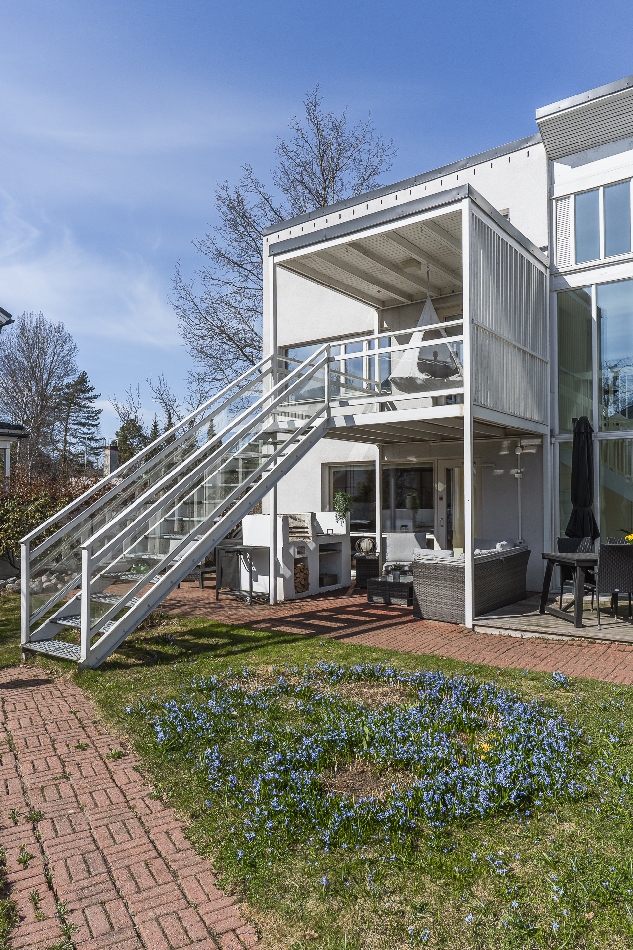 Käynti yläterassille