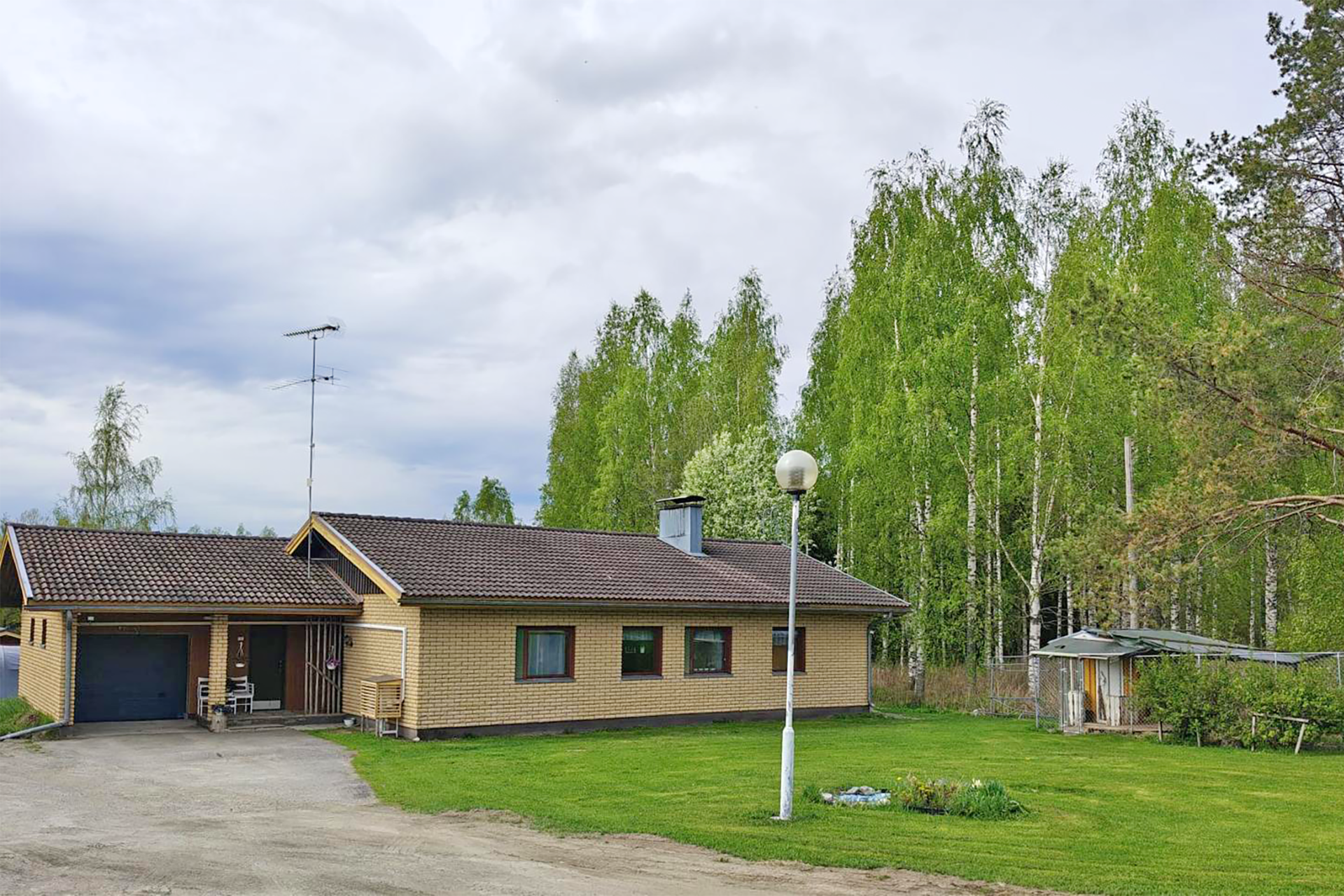 Pihapiiri Lastulammentien suunnasta.