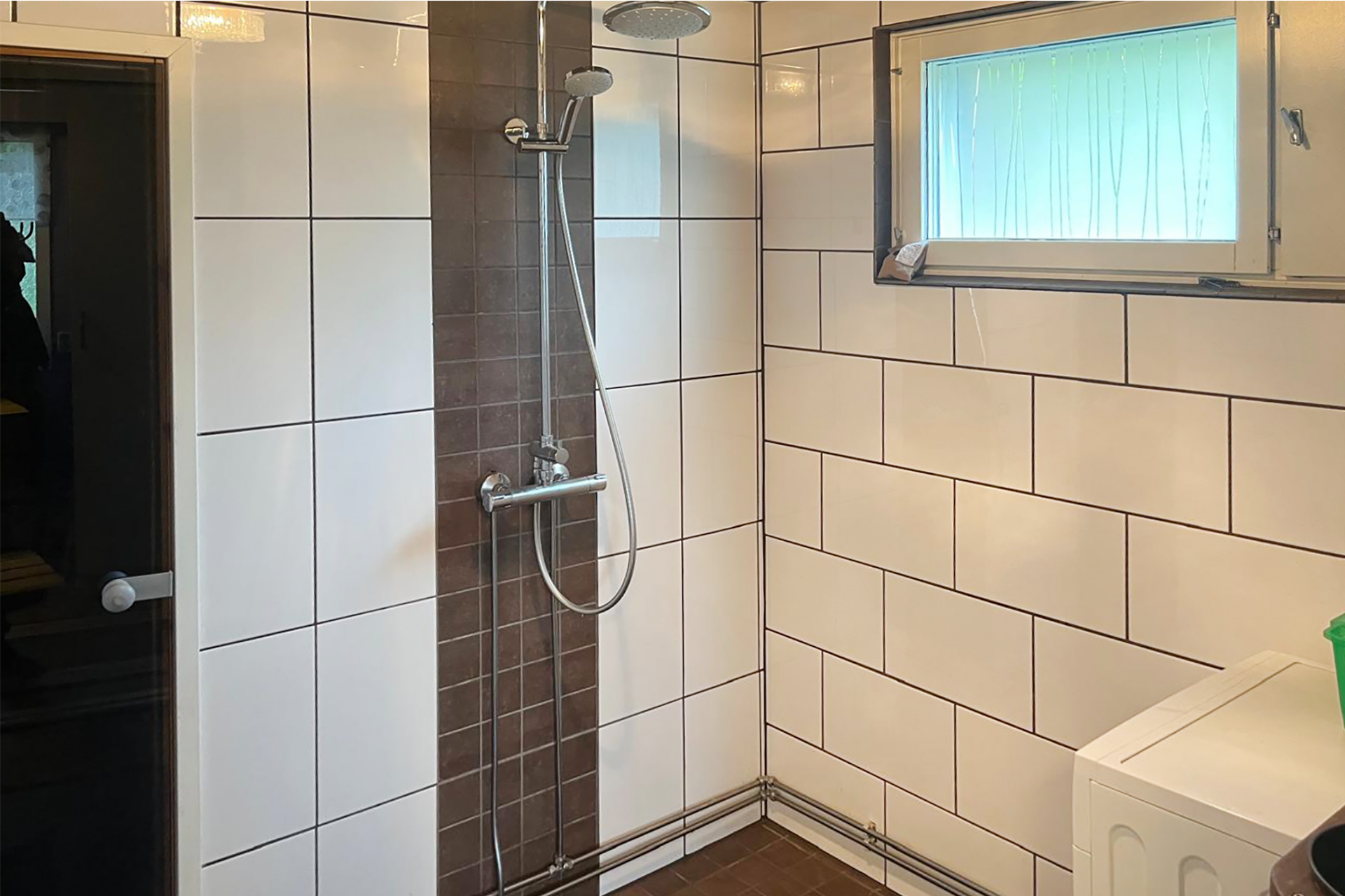 Uusittu kylpyhuone, jossa lattialämmitys.
