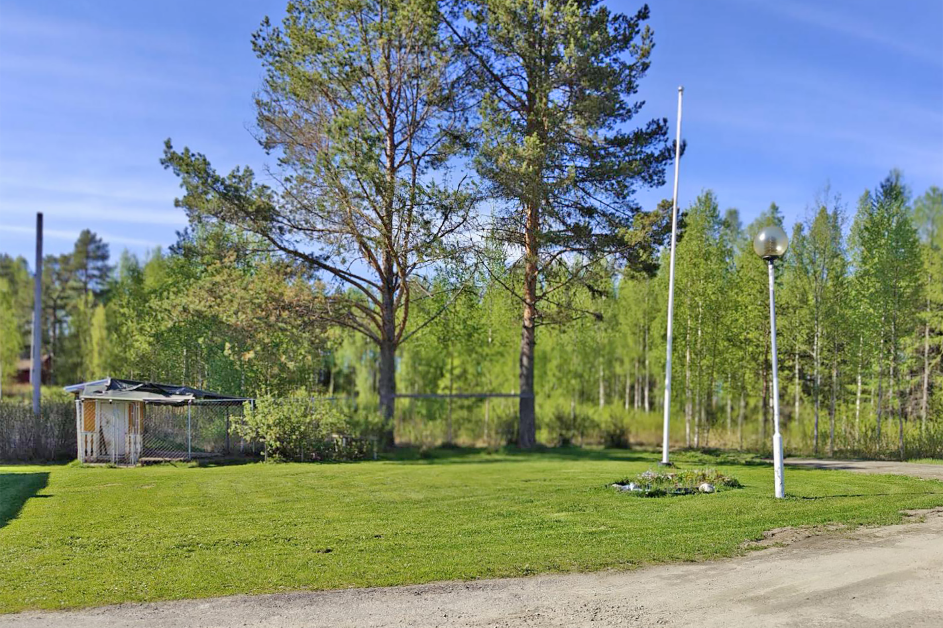 Rantamaisemaa Lastulammelle.
