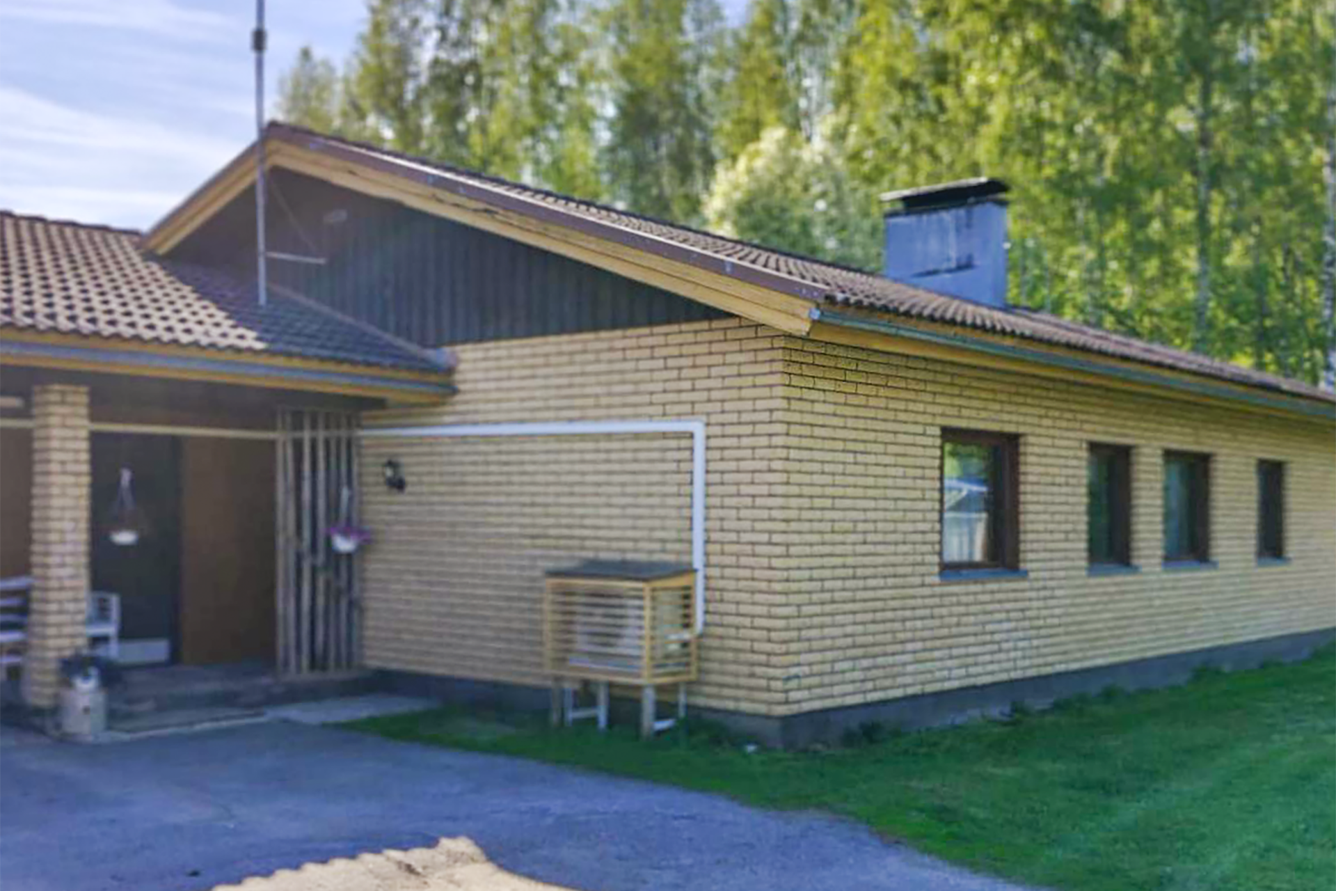 Julkisivu pihanpuolelta.