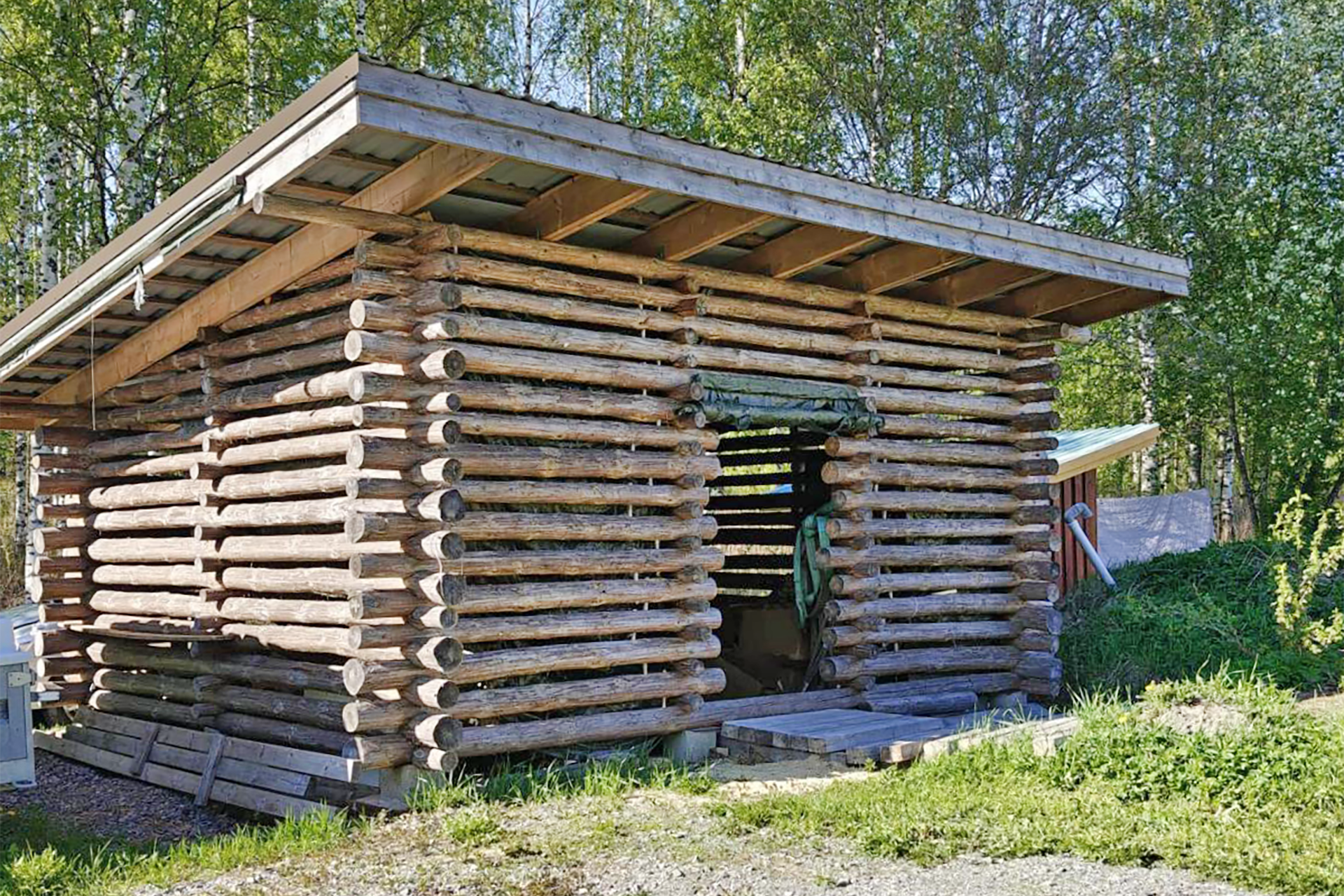 Kunnon kokoinen pyöröhirsinen rakoliiteri.