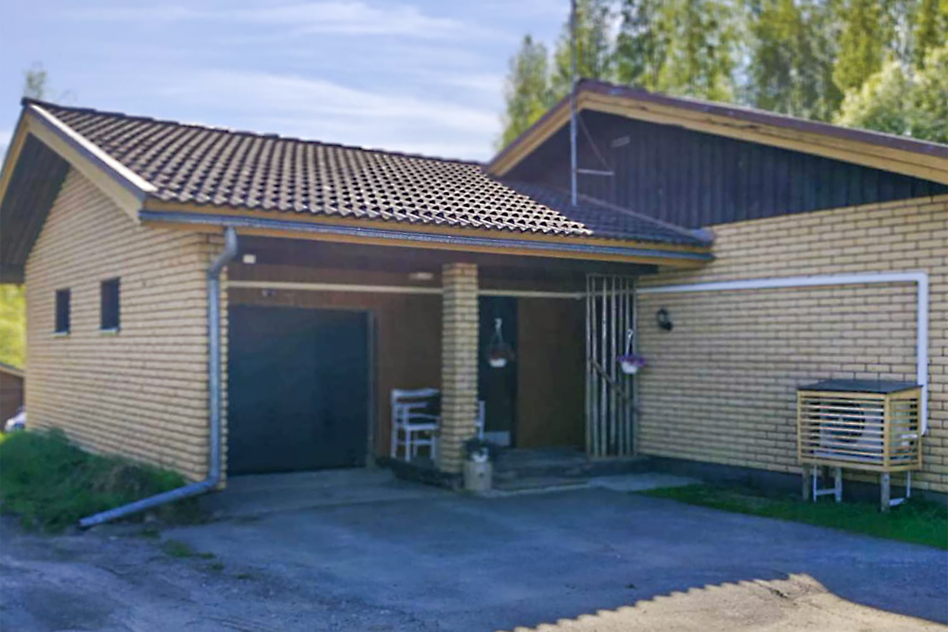 Lämmin autotalli, jossa ilmalämpöpumppu ja tilaa kulkuneuvoille.