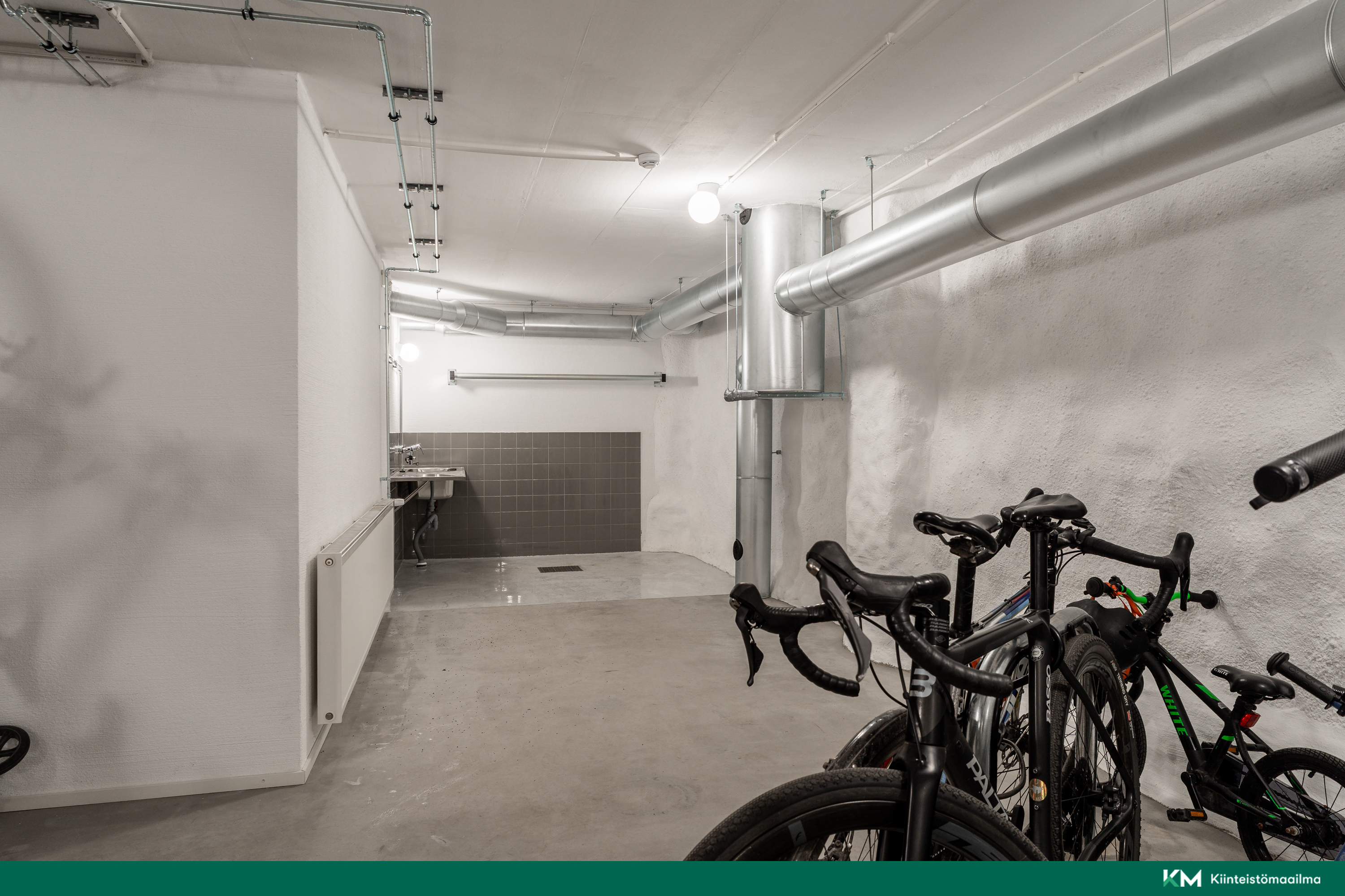 Ulkoiluvälinevarasto, missä pyörienpesupaikka