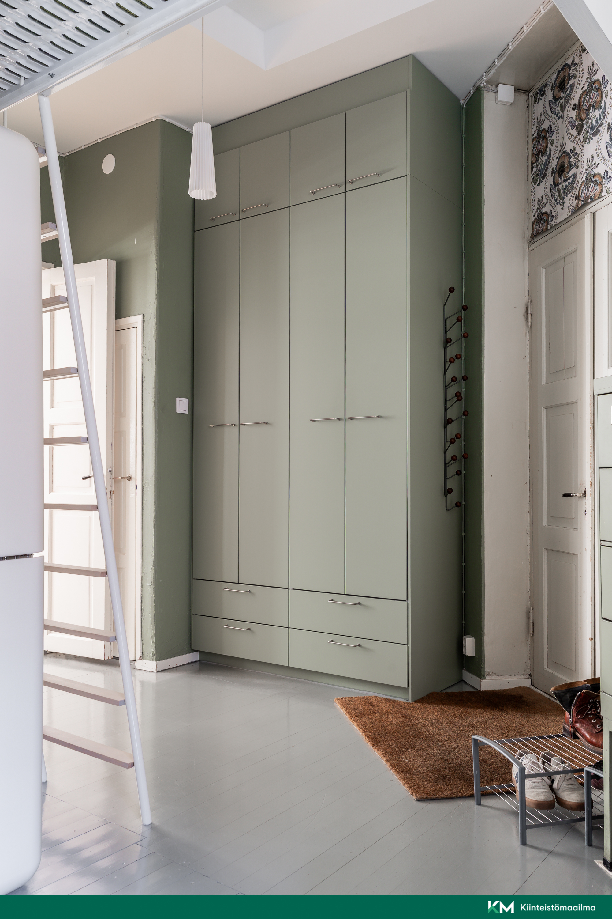 Eteisessä kaappitilaa