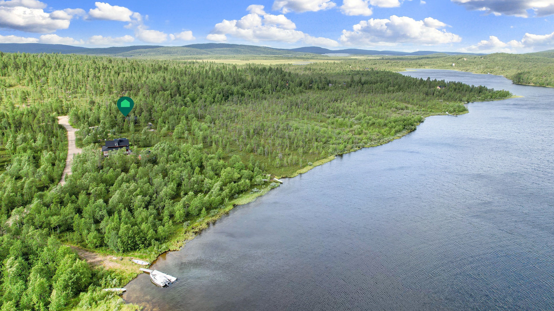 Kiinteistöllä on laituri yhteiskäyttöön kaavoitetulla alueella Nanguvuonon rannalla