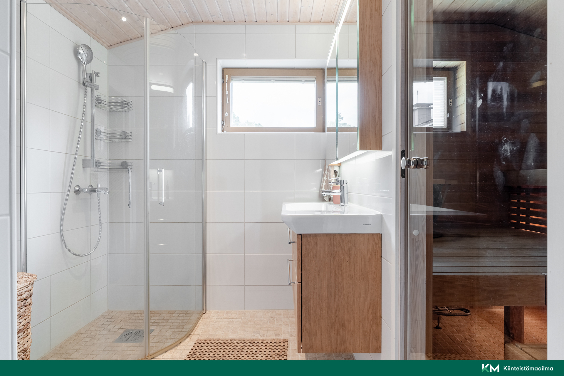 Yläkerran kylpyhuone, sauna, wc